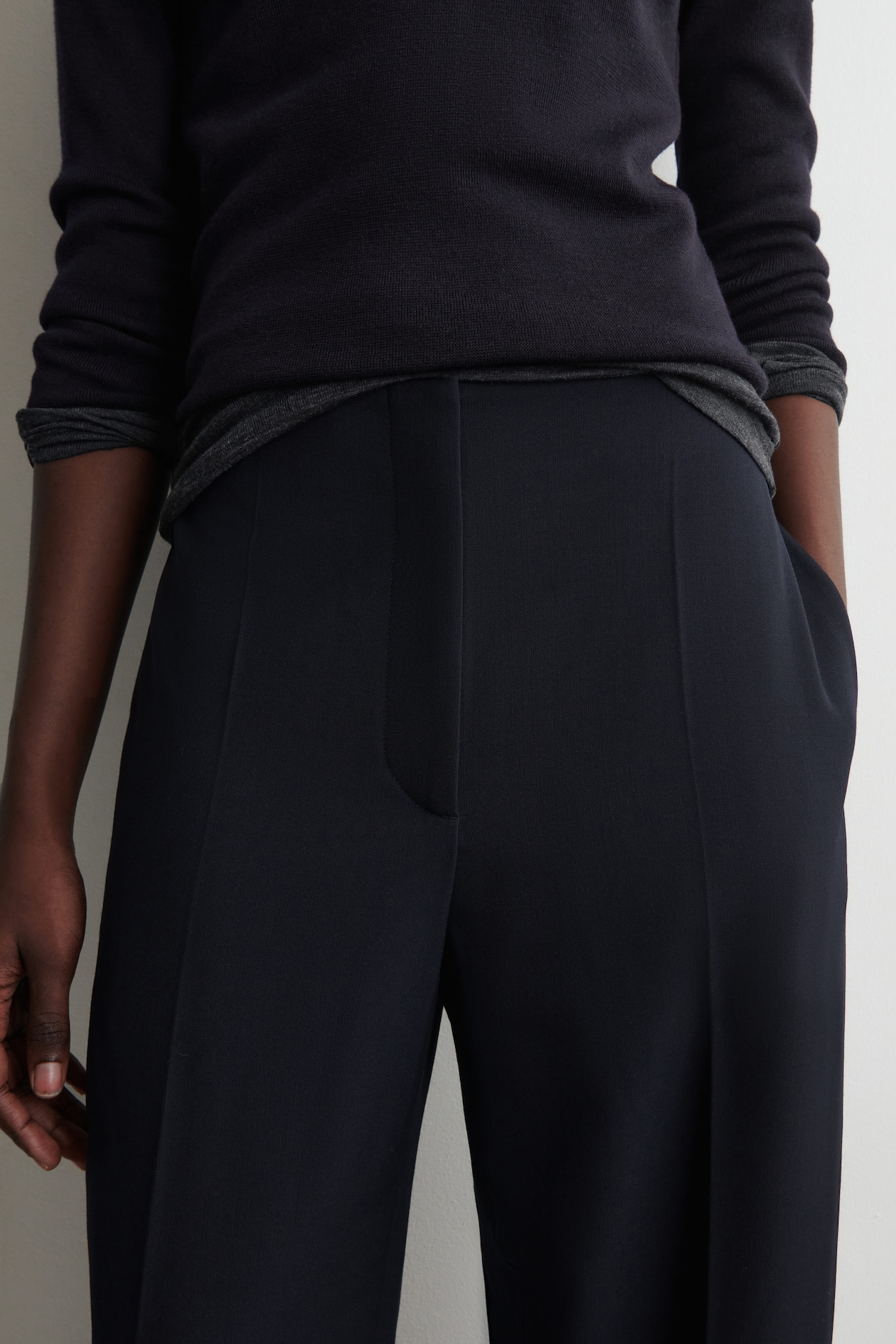 WOOL-BLEND BARREL-LEG TROUSERS — NAVY