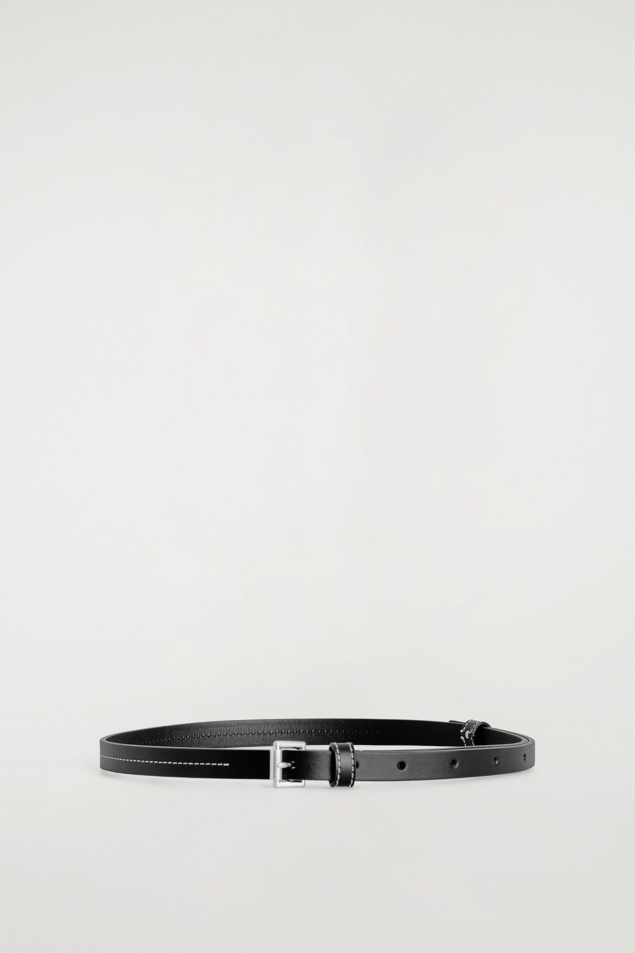 TOPSTITCHED SLIM LEATHER BELT — CARBON