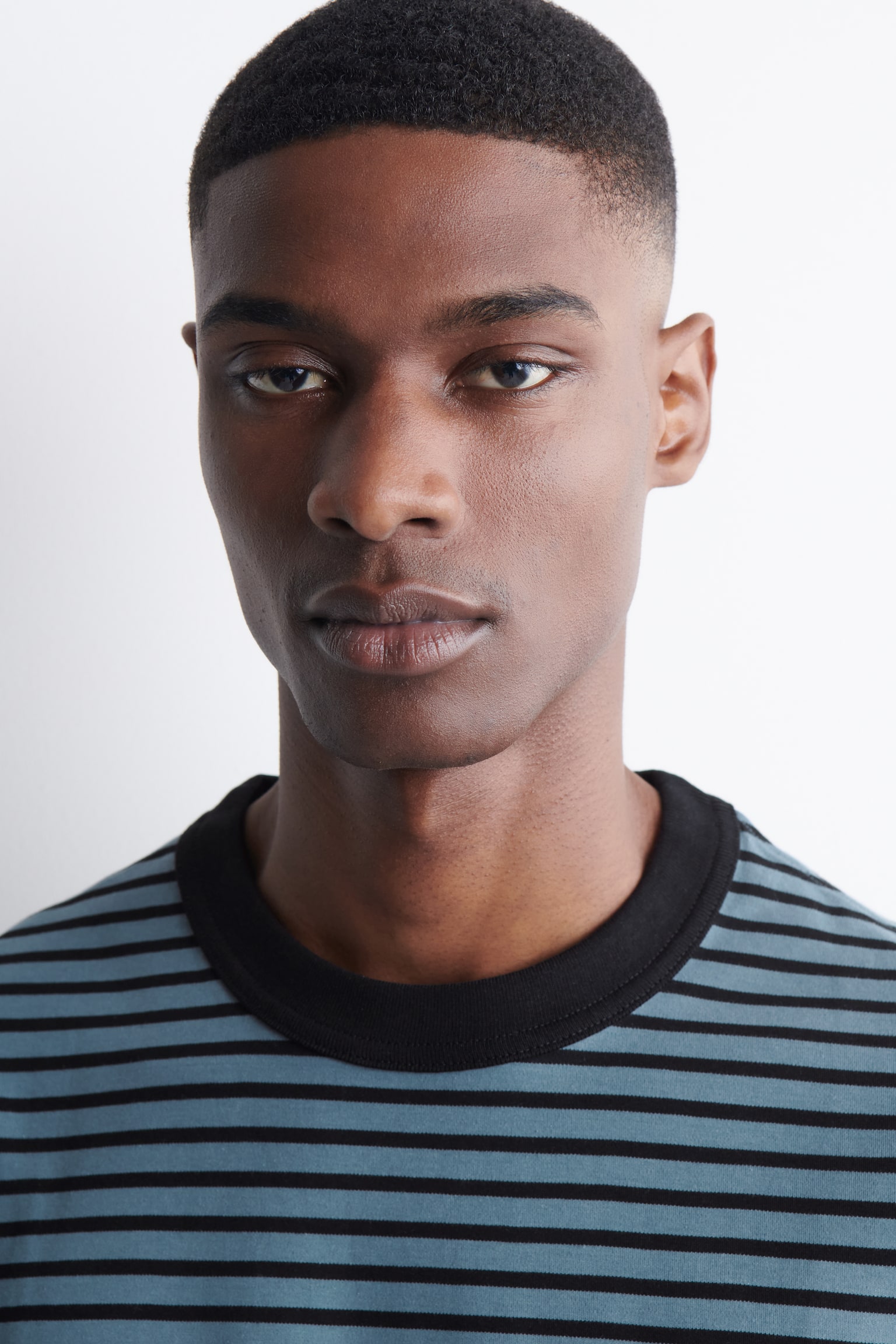 T-SHIRT À COL ROND EN COTON INTERLOCK - BLEU / RAYÉ/BLEU MARINE/BLANC/BLEU MARINE / BLANC / RAYURES/NOIR - 6