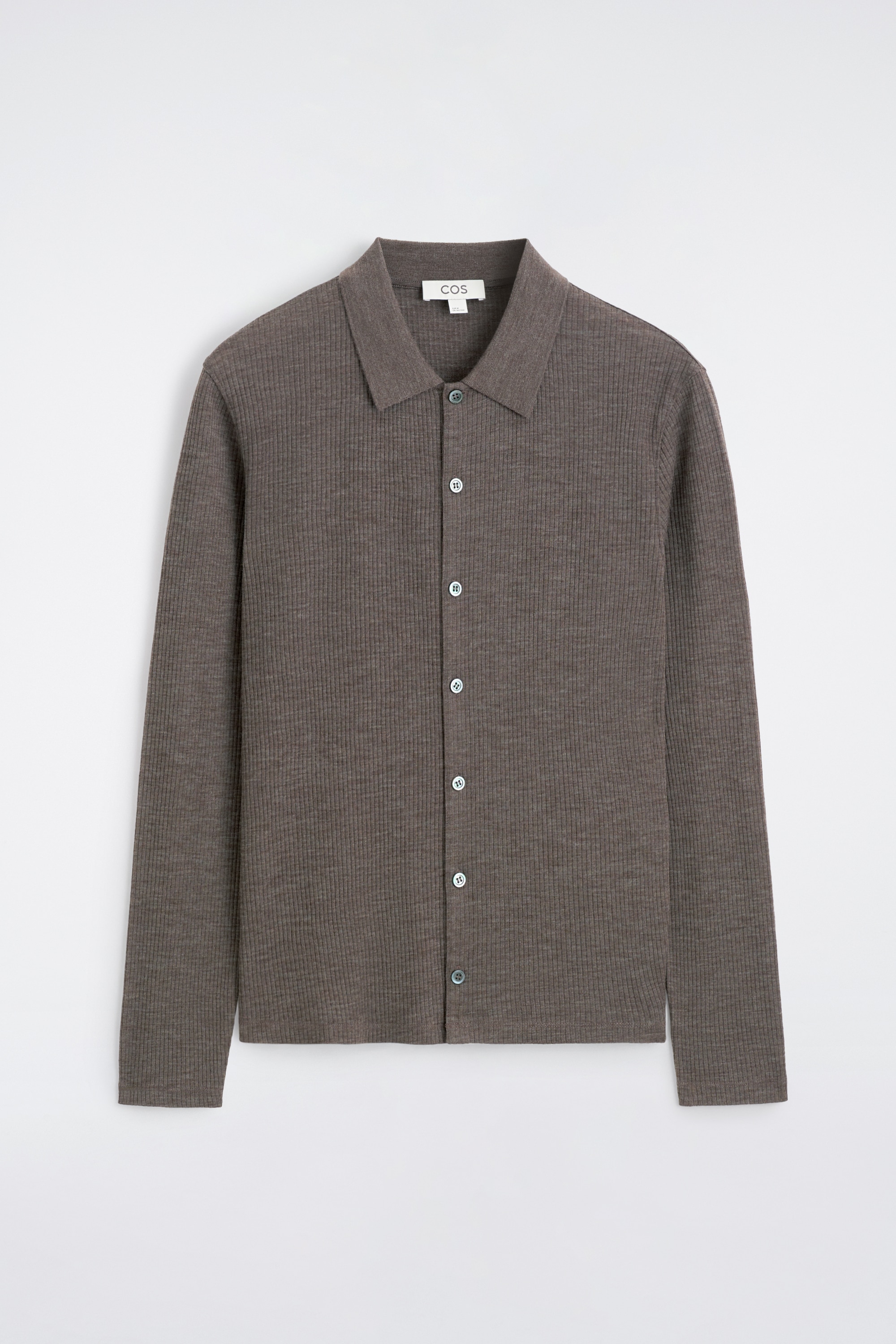 Het slanke wollen shirt met ribstructuur is van voren afgebeeld en heeft een fijne ribgebreide textuur in een gedempte bruine tint, een klassieke spreidkraag en een knoopsluiting aan de voorkant. Het wordt ingestopt gedragen in jeans met riem om het slanke silhouet te benadrukken.