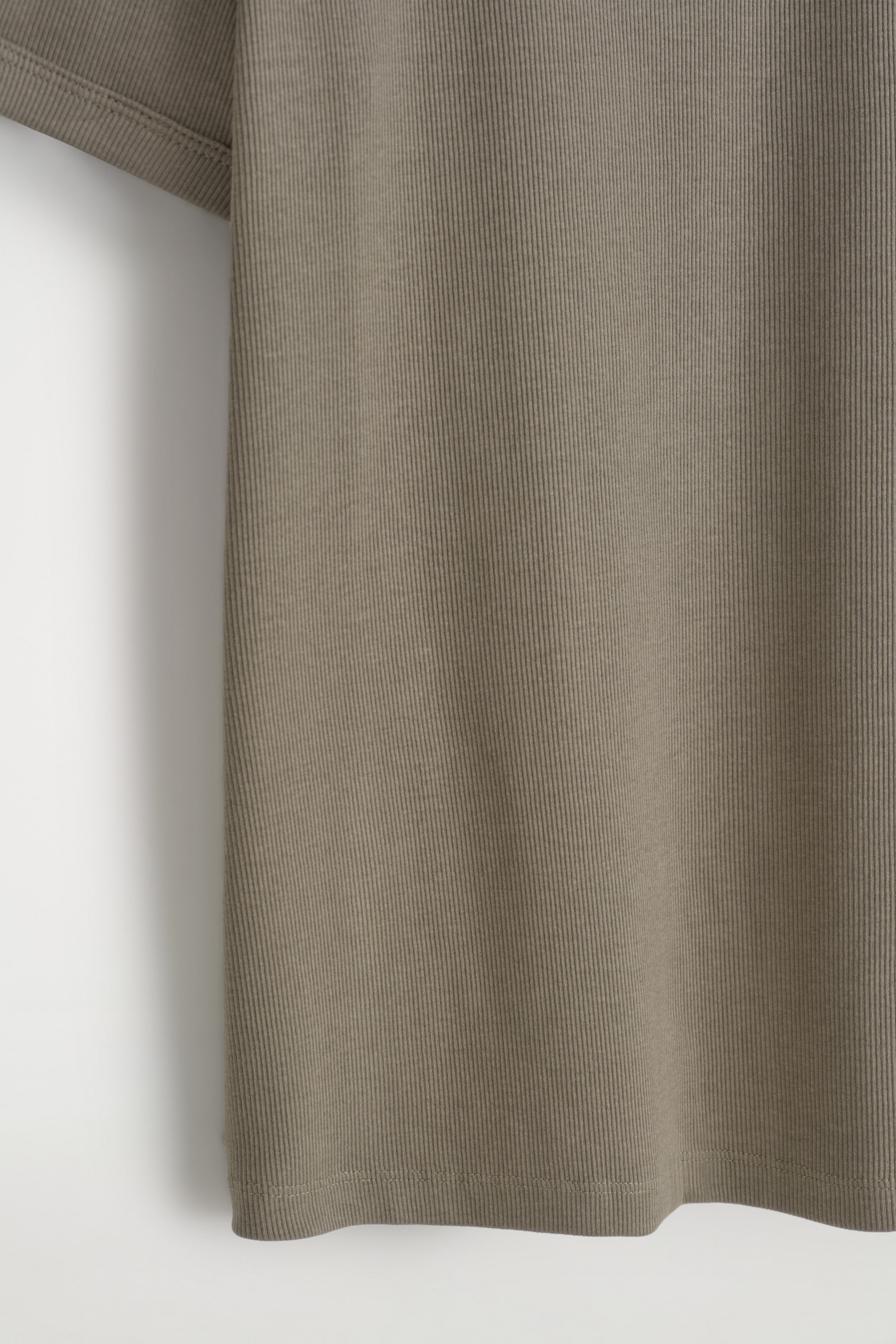 Zobacz większy obraz: BAWEŁNIANY T-SHIRT O DOPASOWANYM KROJU - KHAKI - ON | H&M PL 8