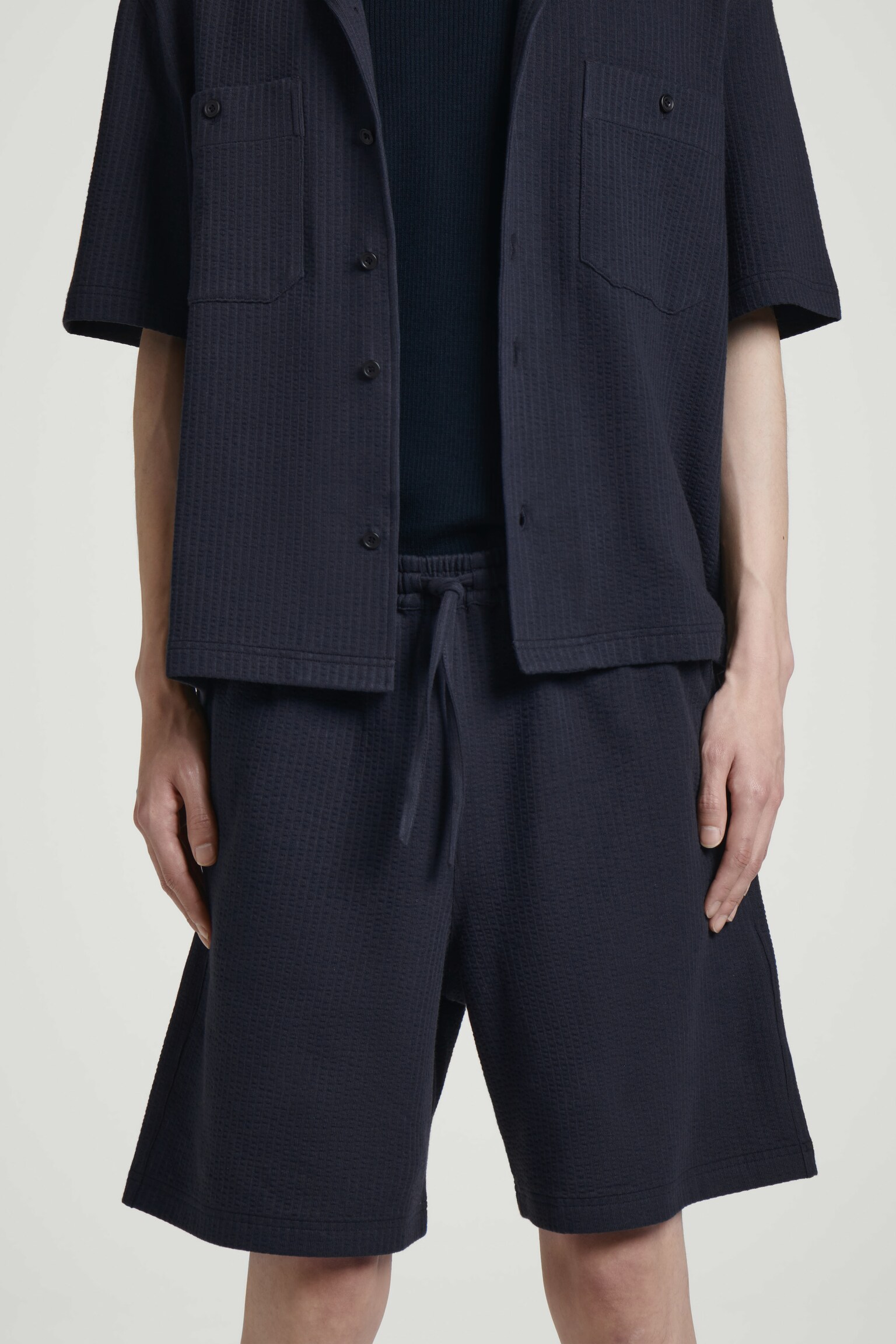 BERMUDAS SEERSUCKER CON AJUSTE DE CORDÓN - AZUL MARINO - 5