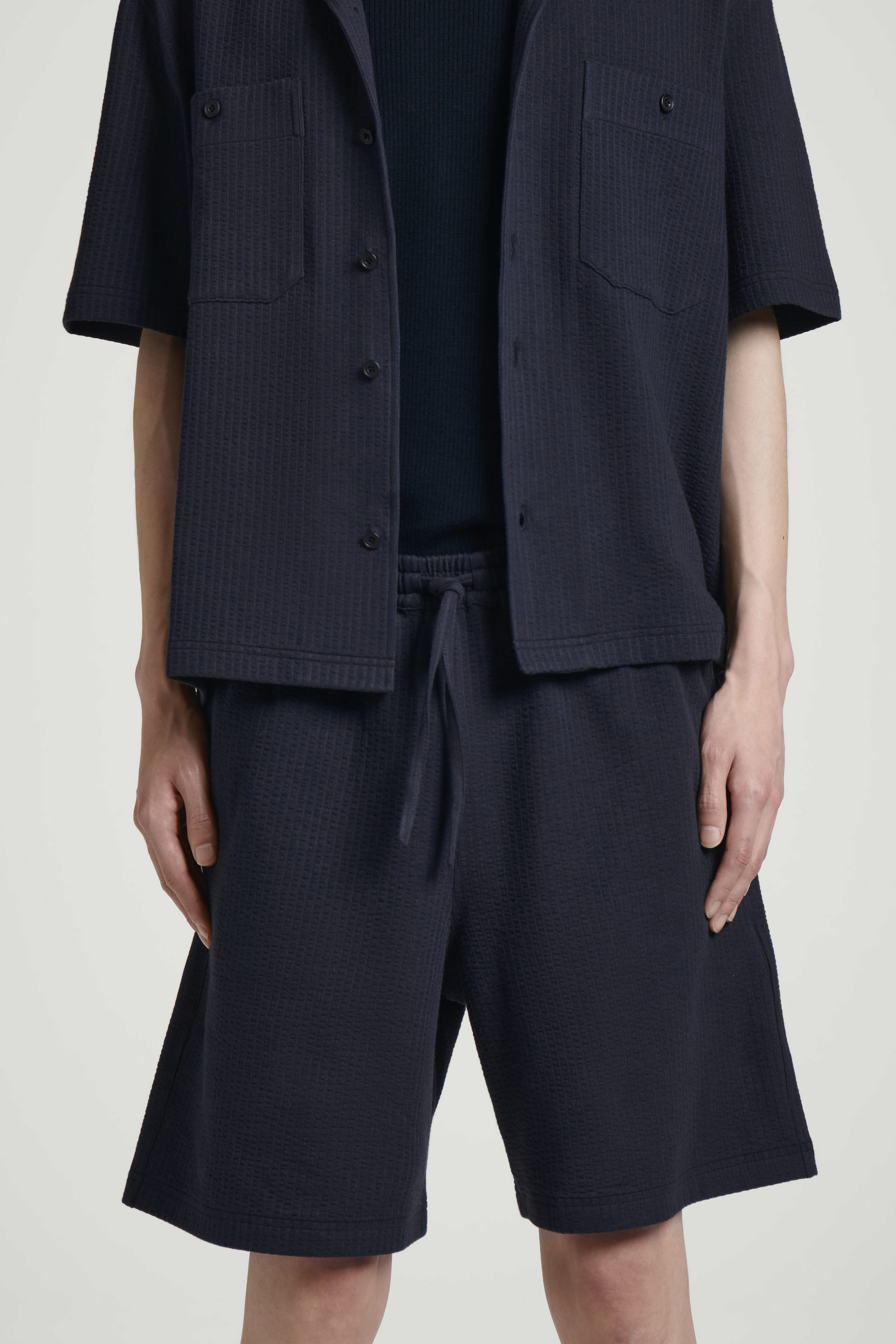SEERSUCKER DRAWSTRING SHORTS - NAVY | COS