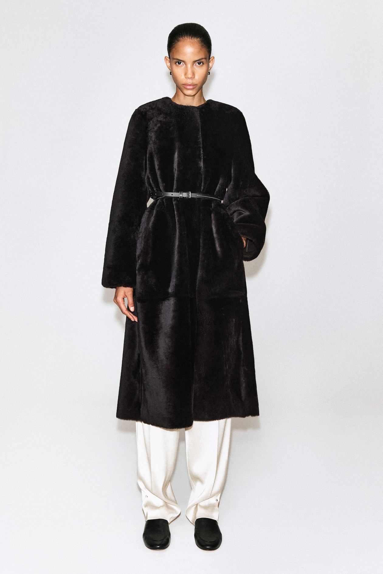 COLLARLESS SHEARLING COAT — MAHOGANY