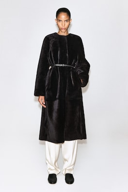 COLLARLESS SHEARLING COAT — MAHOGANY 2