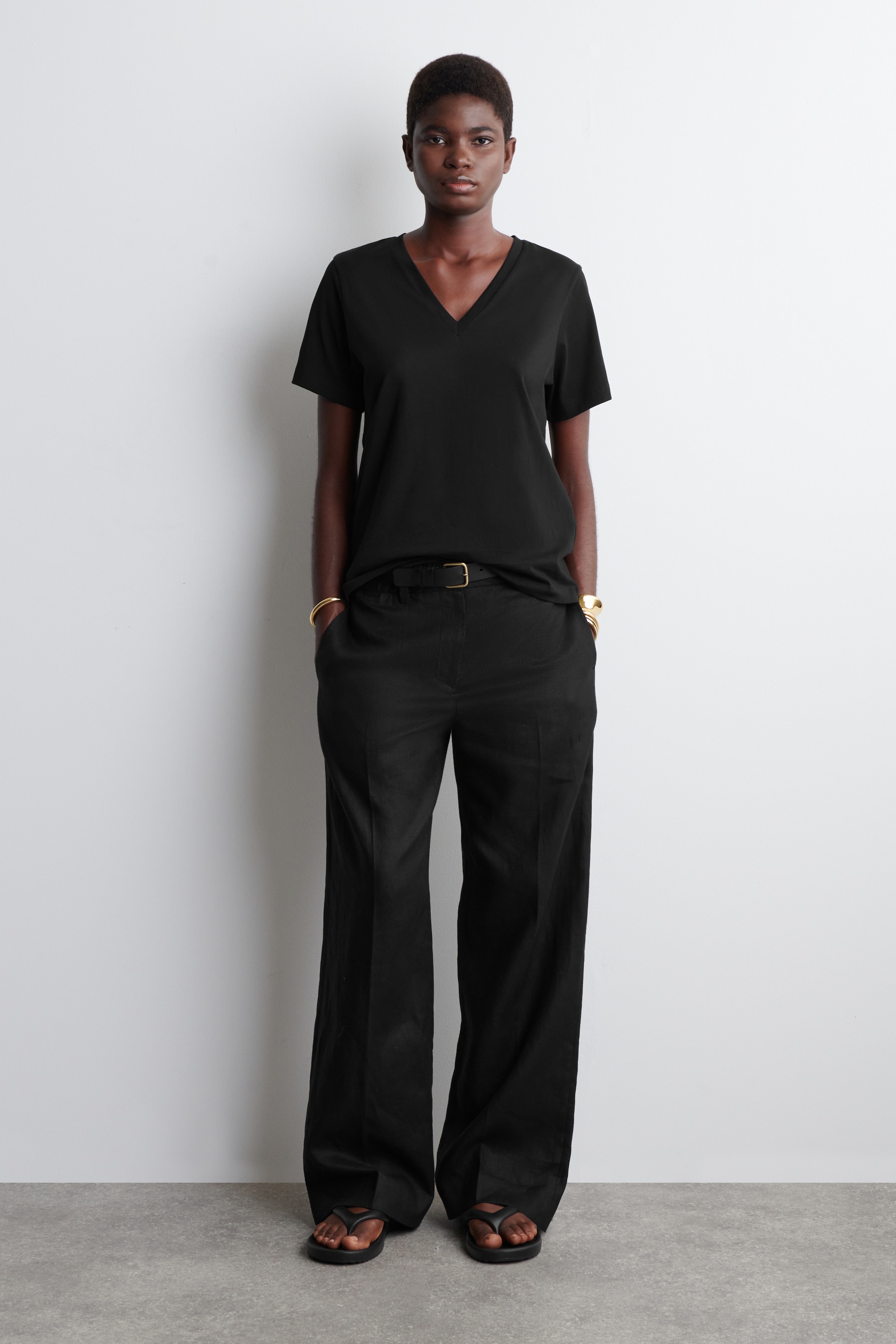 Visa större bild: V-RINGAD T-SHIRT I BOMULL - SVART - DAM | H&M SE 2