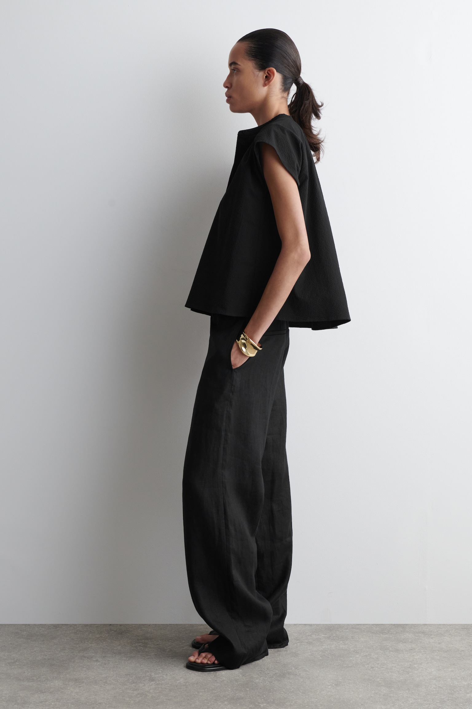 BLUSA FRUNCIDA CON CUELLO MAO - NEGRO - 7