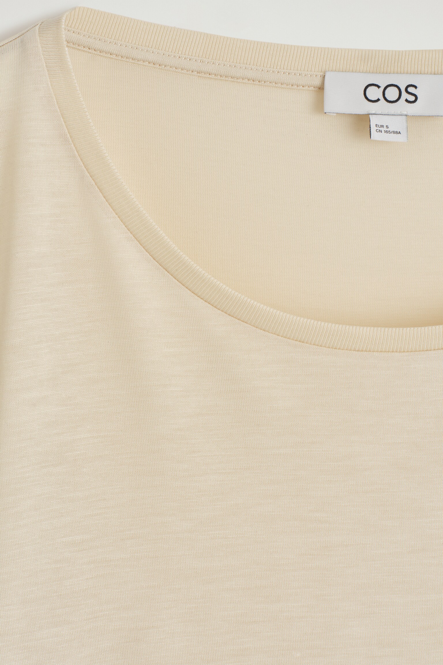 T-SHIRT DÉCONTRACTÉ À ENCOLURE DÉGAGÉE - BEIGE CLAIR/BLEU MARINE - 8