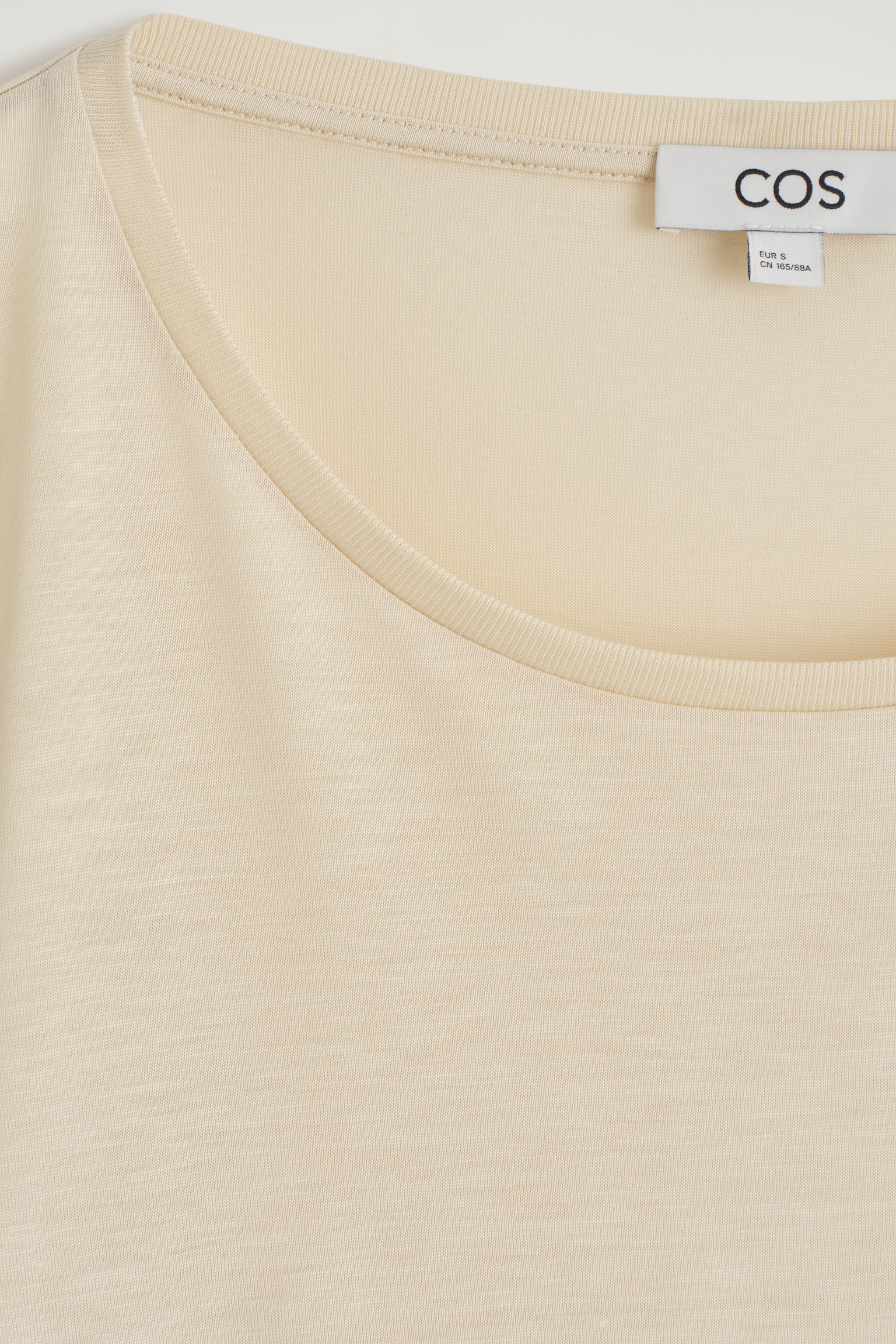 T-SHIRT DÉCONTRACTÉ À ENCOLURE DÉGAGÉE - BEIGE CLAIR/BLEU MARINE - 7