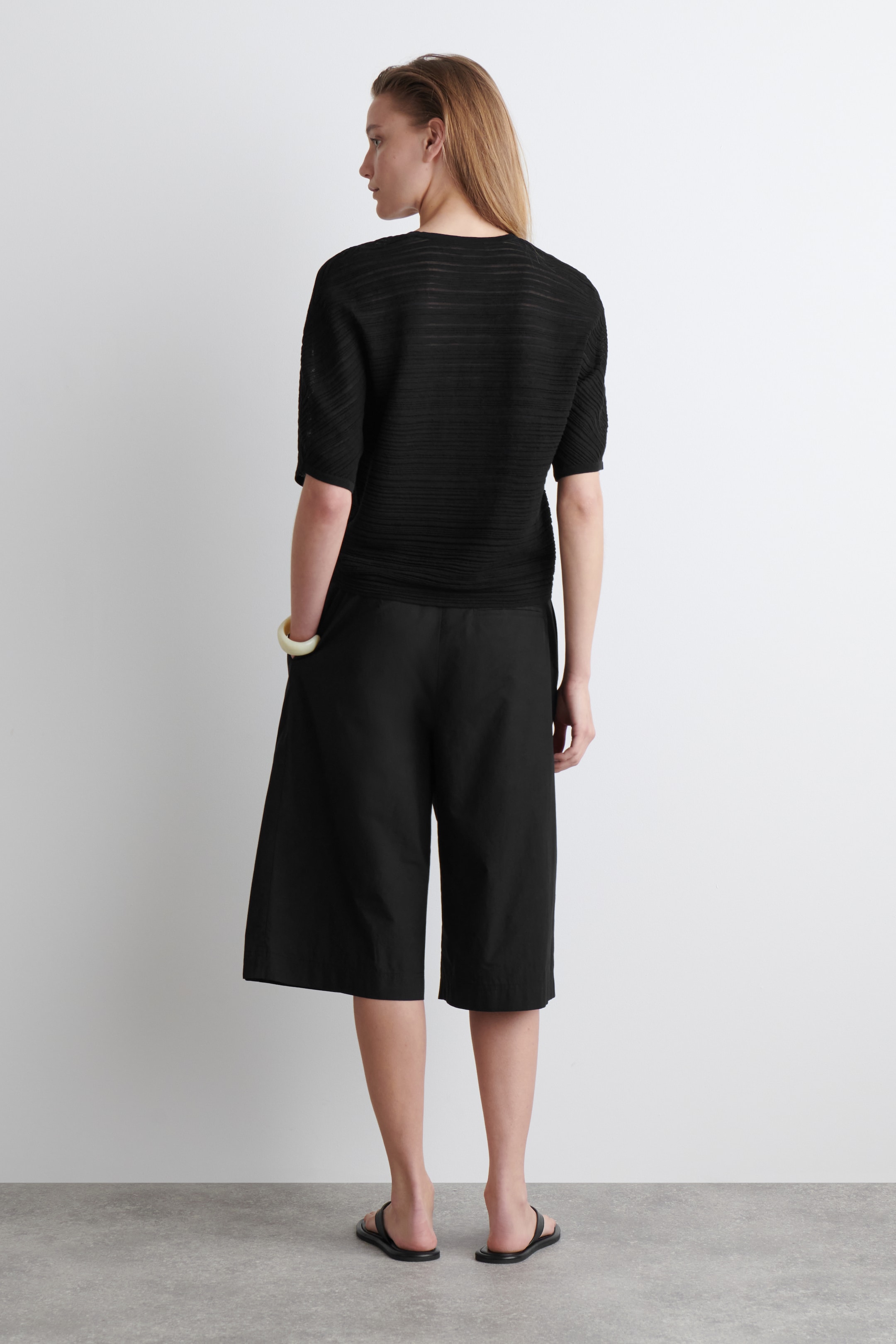 Ver imagen más grande: CAMISETA DE PUNTO PLISADA - NEGRO - MUJER | H&M ES 4