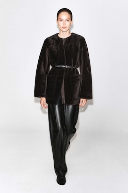 COLLARLESS SHEARLING JACKET — MAHOGANY 1