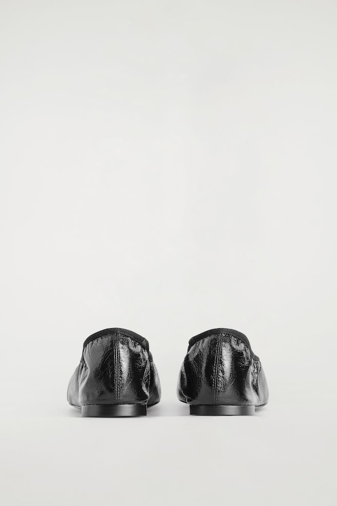 LEATHER BALLET FLATS — BLACK