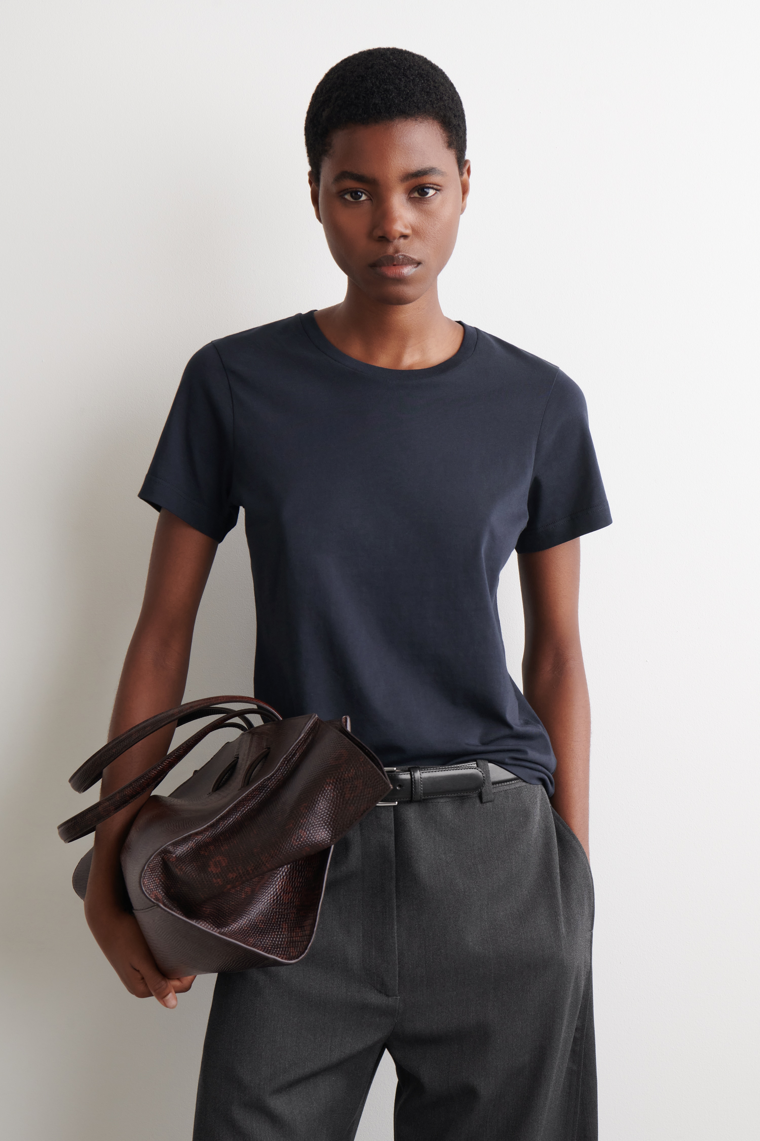 T-SHIRT I BOMULD MED CREWNECK - MARINEBLÅ/HVID/SORT/MELERET BEIGE/BRUN/SMØRGUL