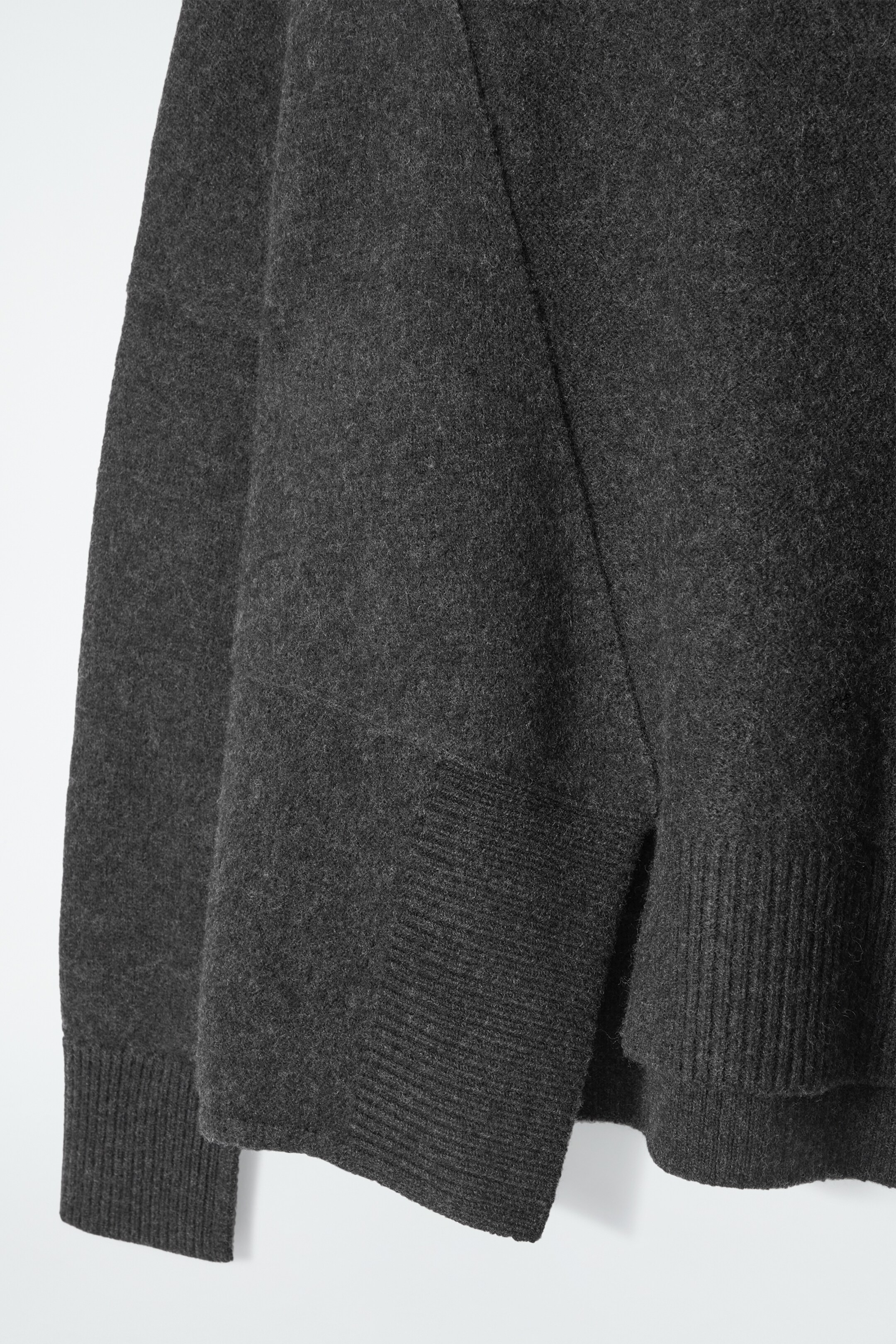 Grösseres Bild ansehen: ASYMMETRISCHER PULLOVER AUS MERINOWOLLE - Dunkelgrau - DAMEN | H&M CH 2