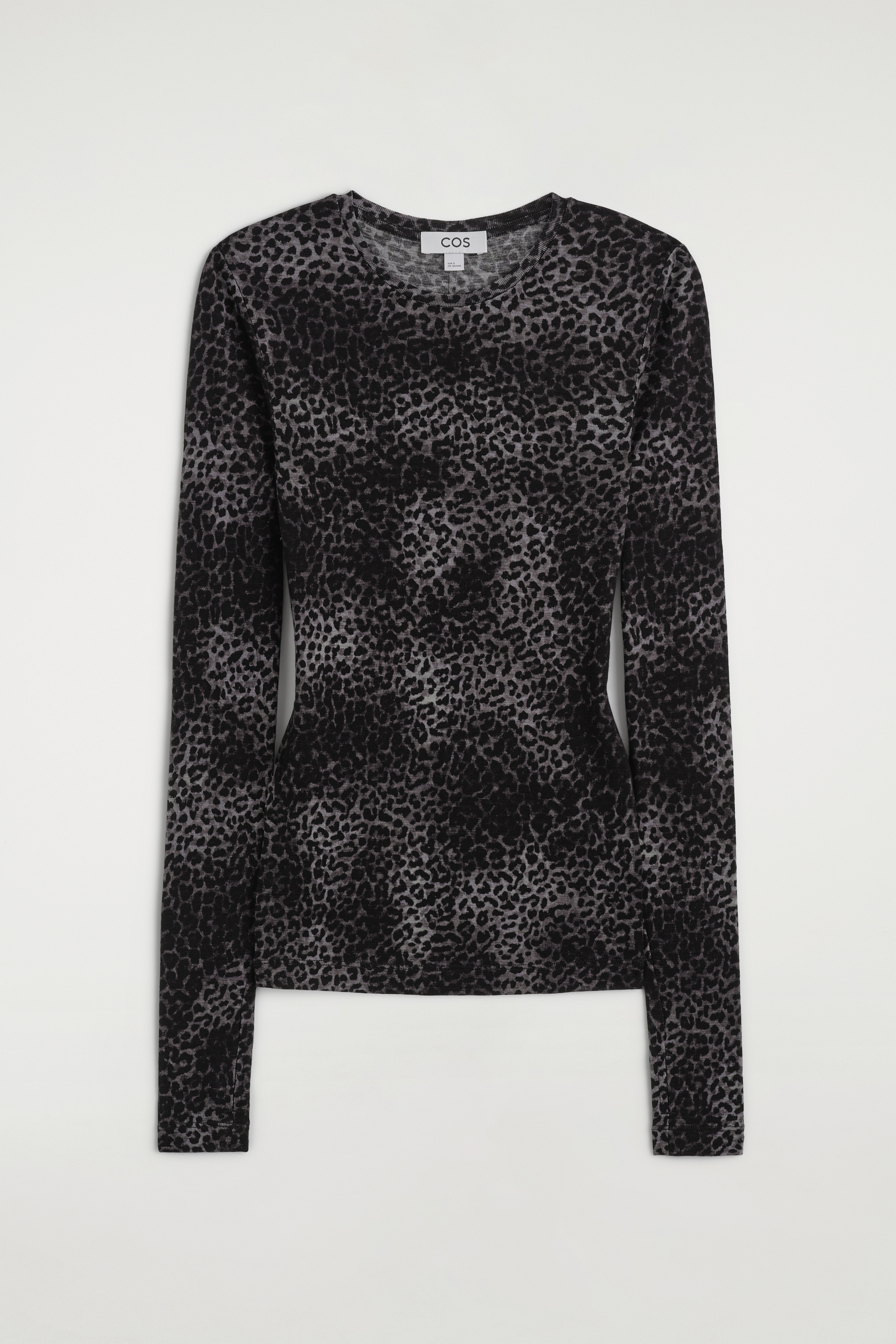 Un top slim-fit, cu mâneci lungi, cu imprimeu animalier gri și negru, este prezentat din față, evidențiind un decolteu rotund și mâneci prelungite cu manșete cu orificiu pentru degetul mare. Topul fin tricotat este asortat cu pantaloni negri cu talie înaltă.