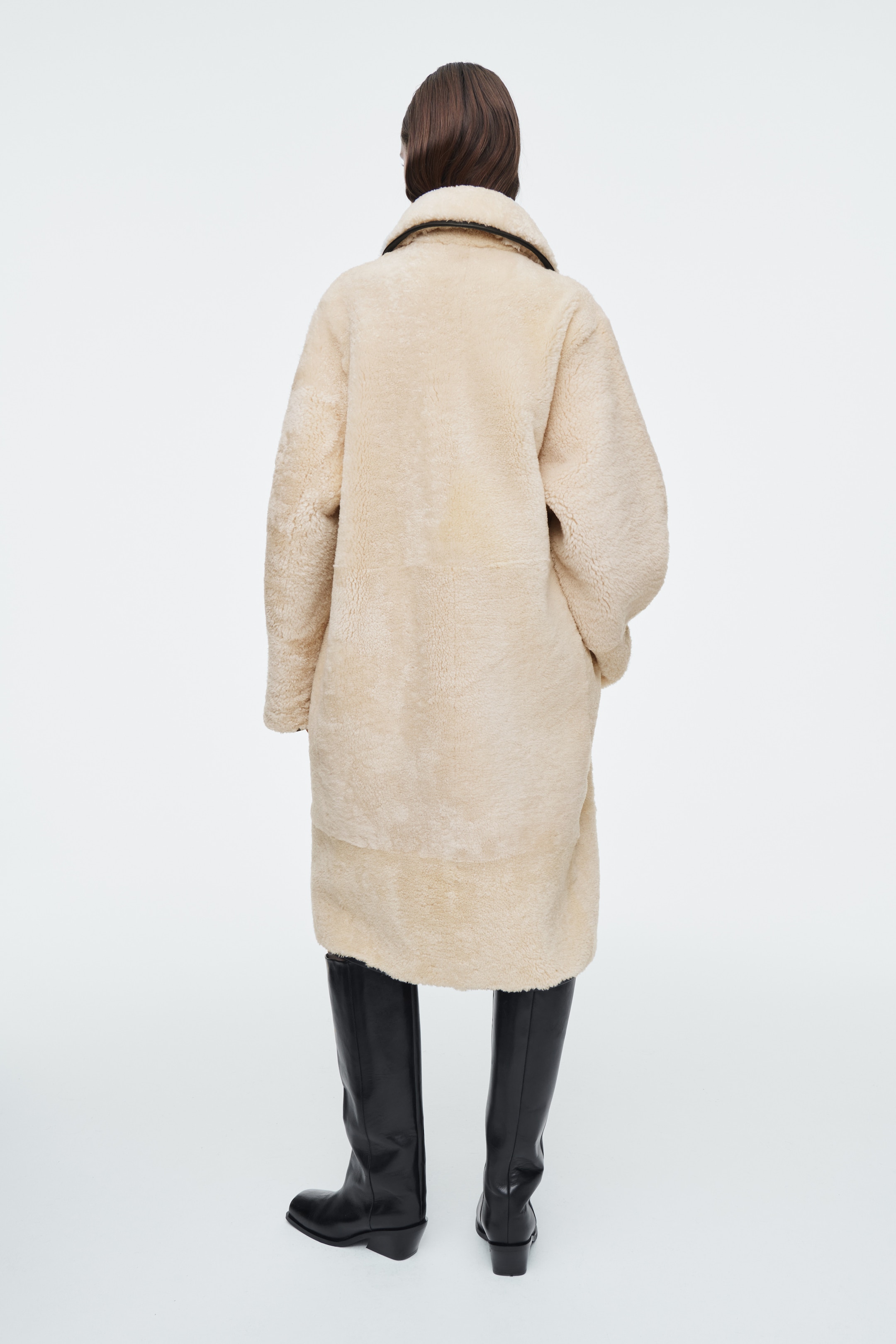 Agrandir l'image: MANTEAU EN PEAU LAINÉE BORDÉ DE CUIR - CRÈME - FEMME | H&M CH 8