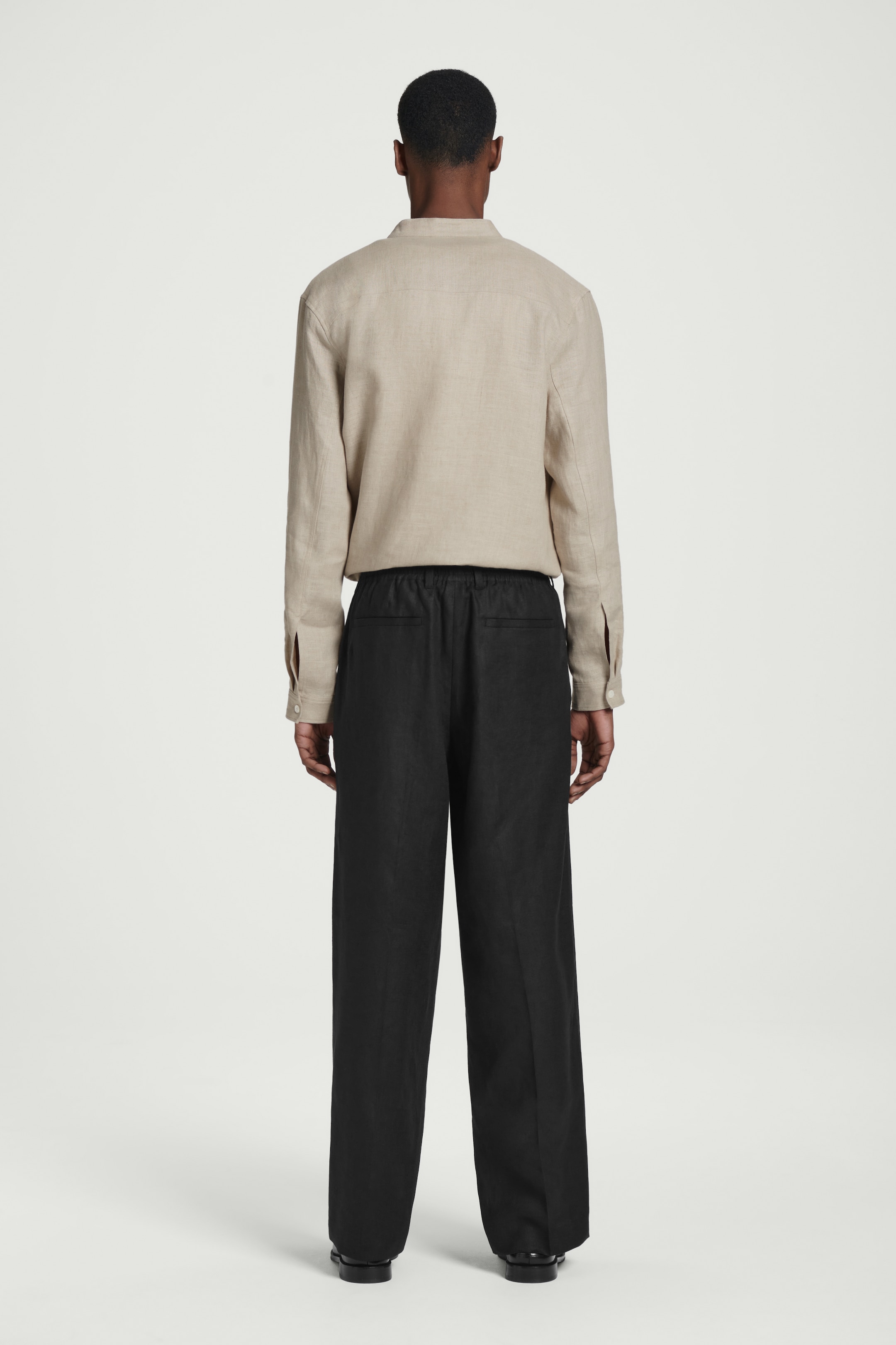 Grösseres Bild ansehen: LEINENHOSE MIT GERADEM BEIN UND ELASTISCHEM BUND - SCHWARZ - HERREN | H&M CH 3