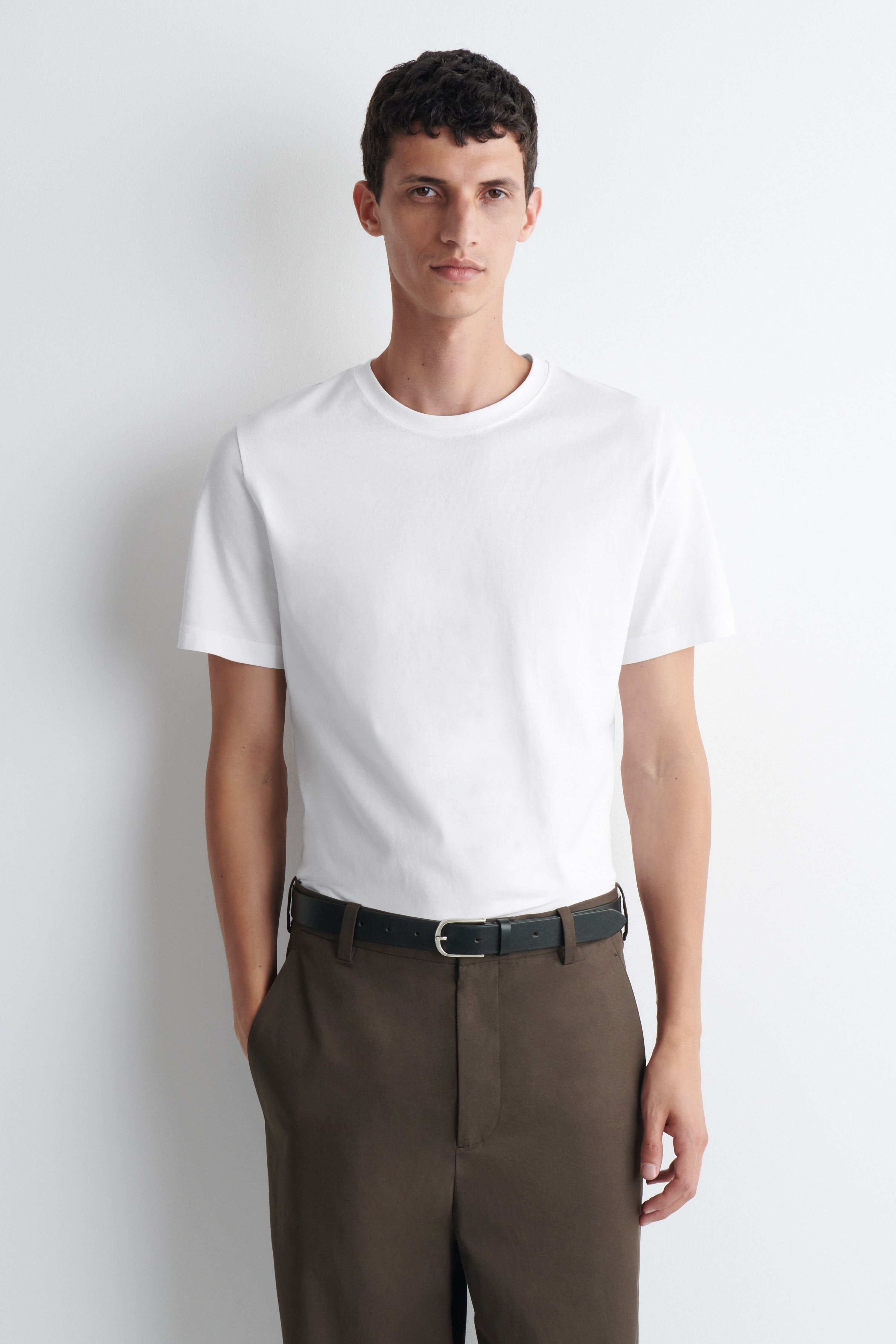 T-SHIRT ΑΠΟ ΒΑΜΒΑΚΙ ΚΑΝΟΝΙΚΗΣ ΕΦΑΡΜΟΓΗΣ - ΛΕΥΚΟ/ΜΑΥΡΟ