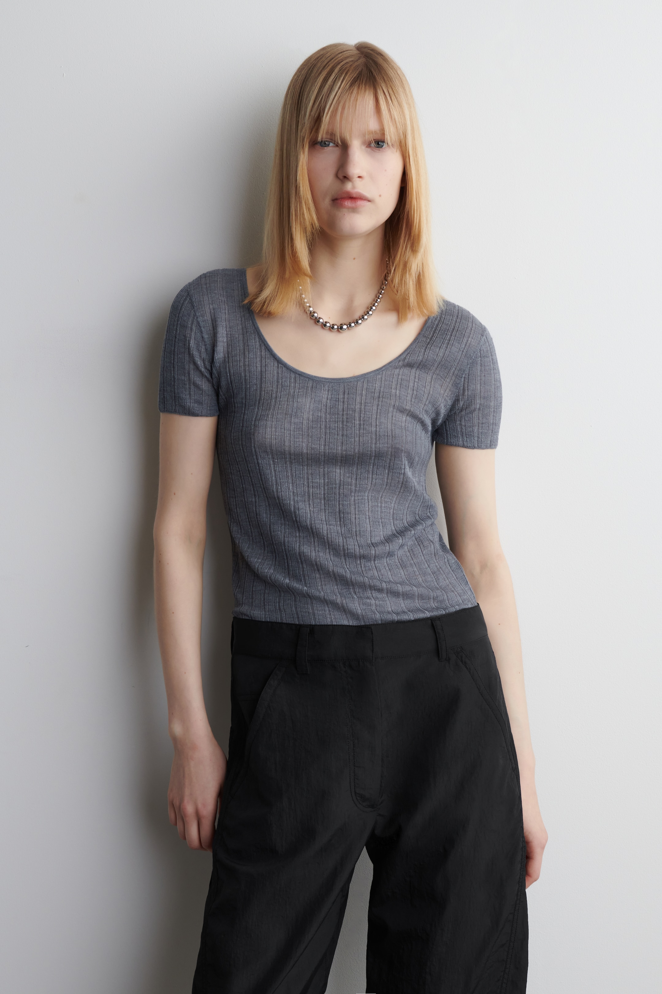 Größeres Bild anzeigen: RIPPSTRICK-T-SHIRT AUS SEIDE - HELLGRAU MELIERT - Ladies | H&M AT 1