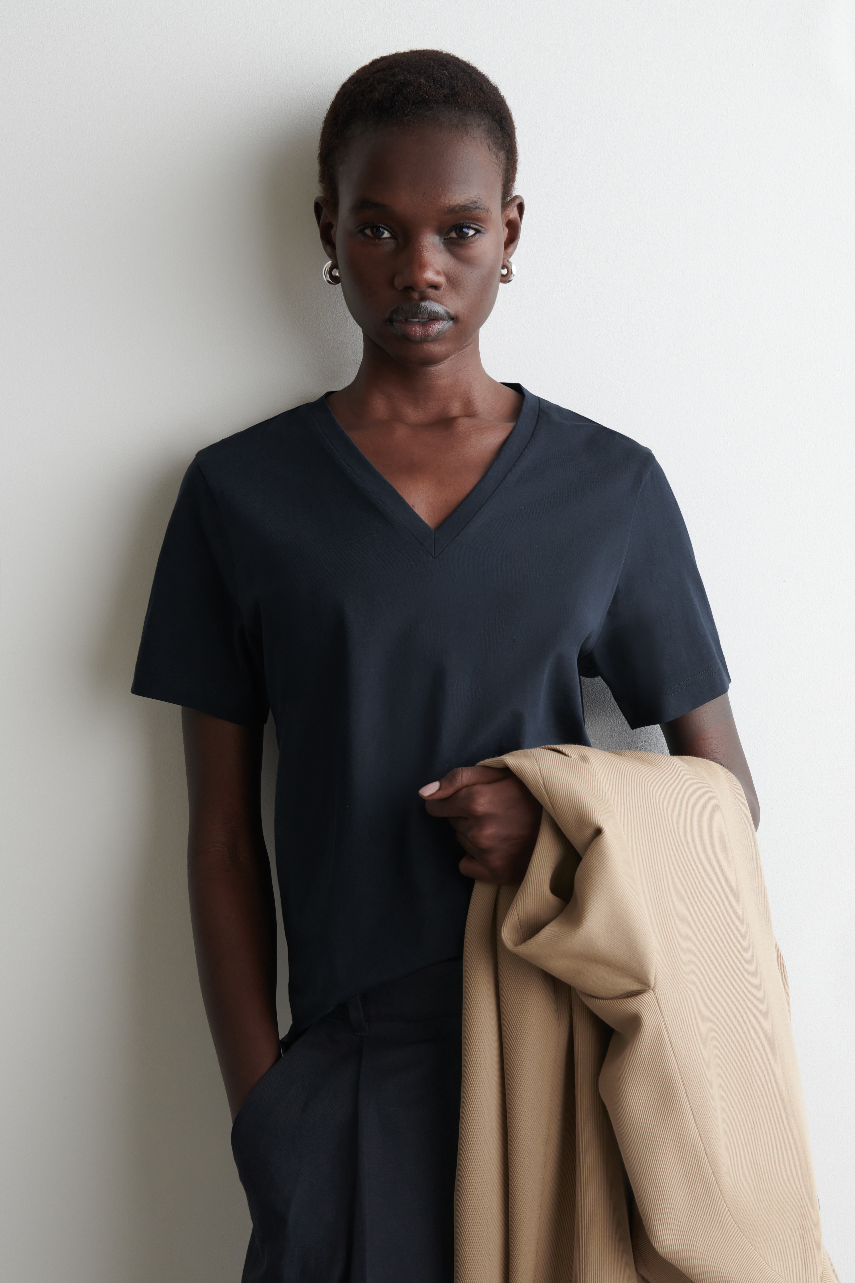 Tričko s výstrihom do V z bavlny - NÁMORNÍCKA MODRÁ/BIELA / PRUHOVANÁ/Sivý mélanž/ČIERNA