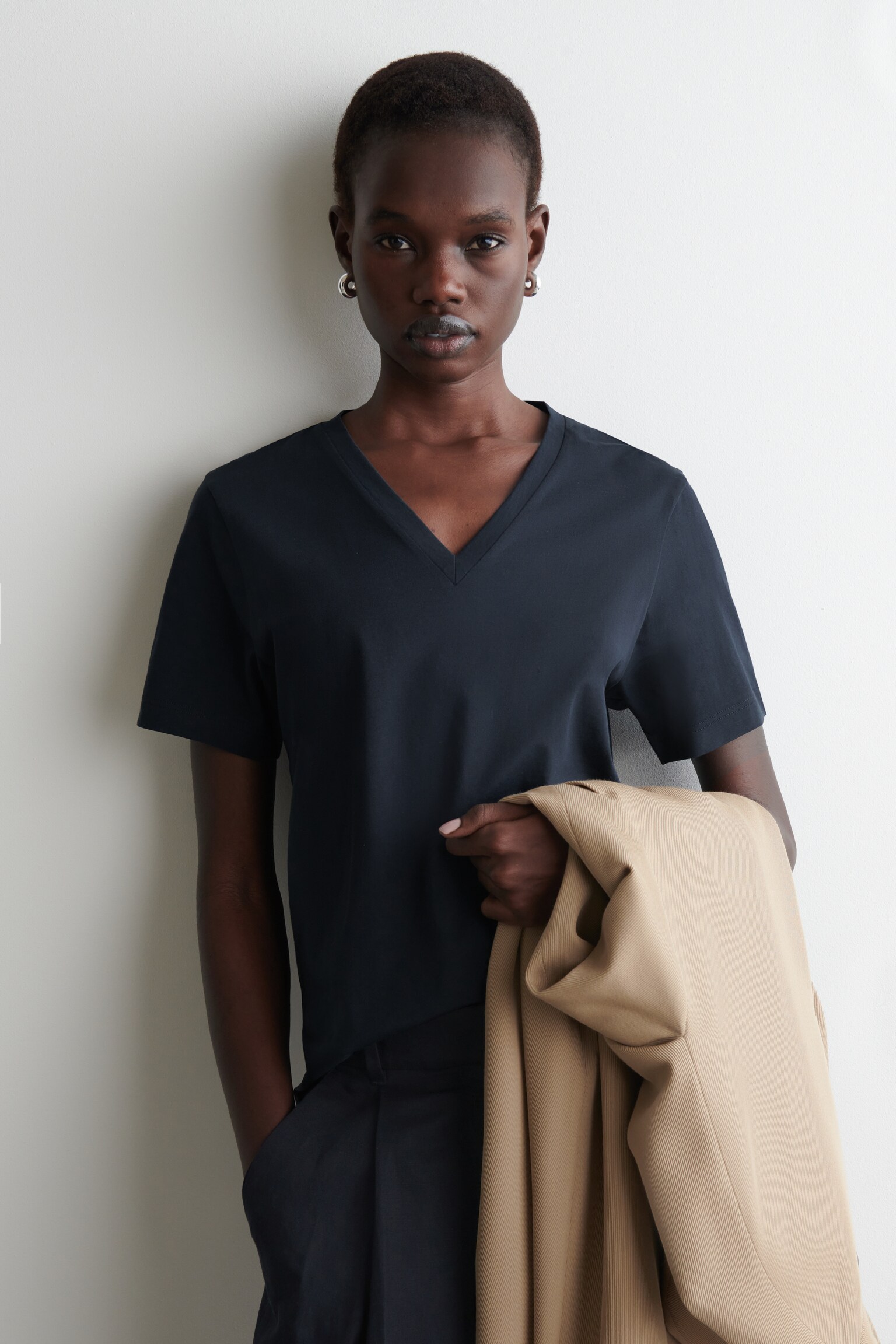 T-SHIRT À COL EN V EN COTON - BLEU MARINE/GRIS CHINÉ/BLANC / RAYURES/BLANC/NOIR/BEIGE CLAIR / NON TEINT - 1