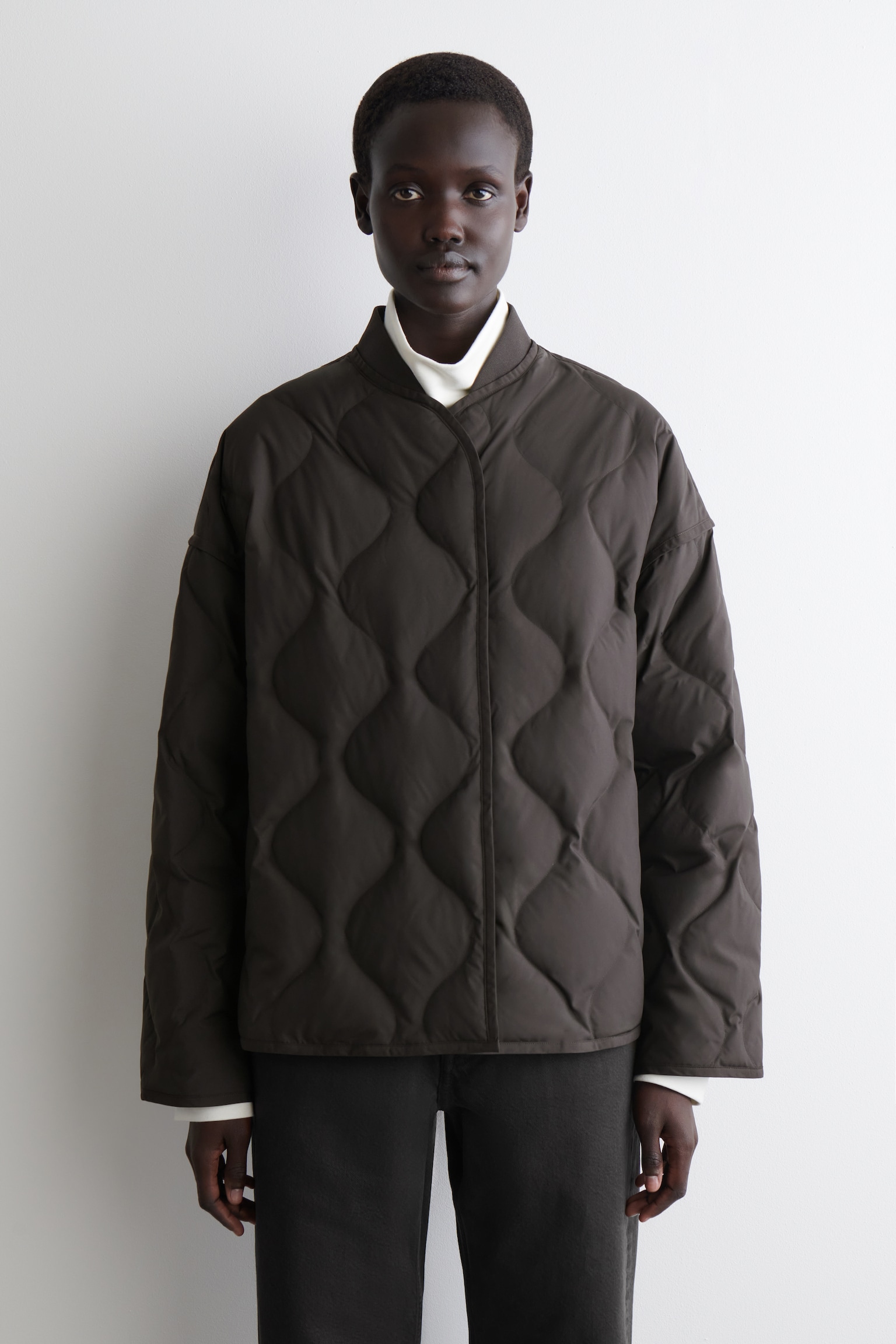 ABRIGO ACOLCHADO OVERSIZE - MARRÓN OSCURO/MARFIL - 1