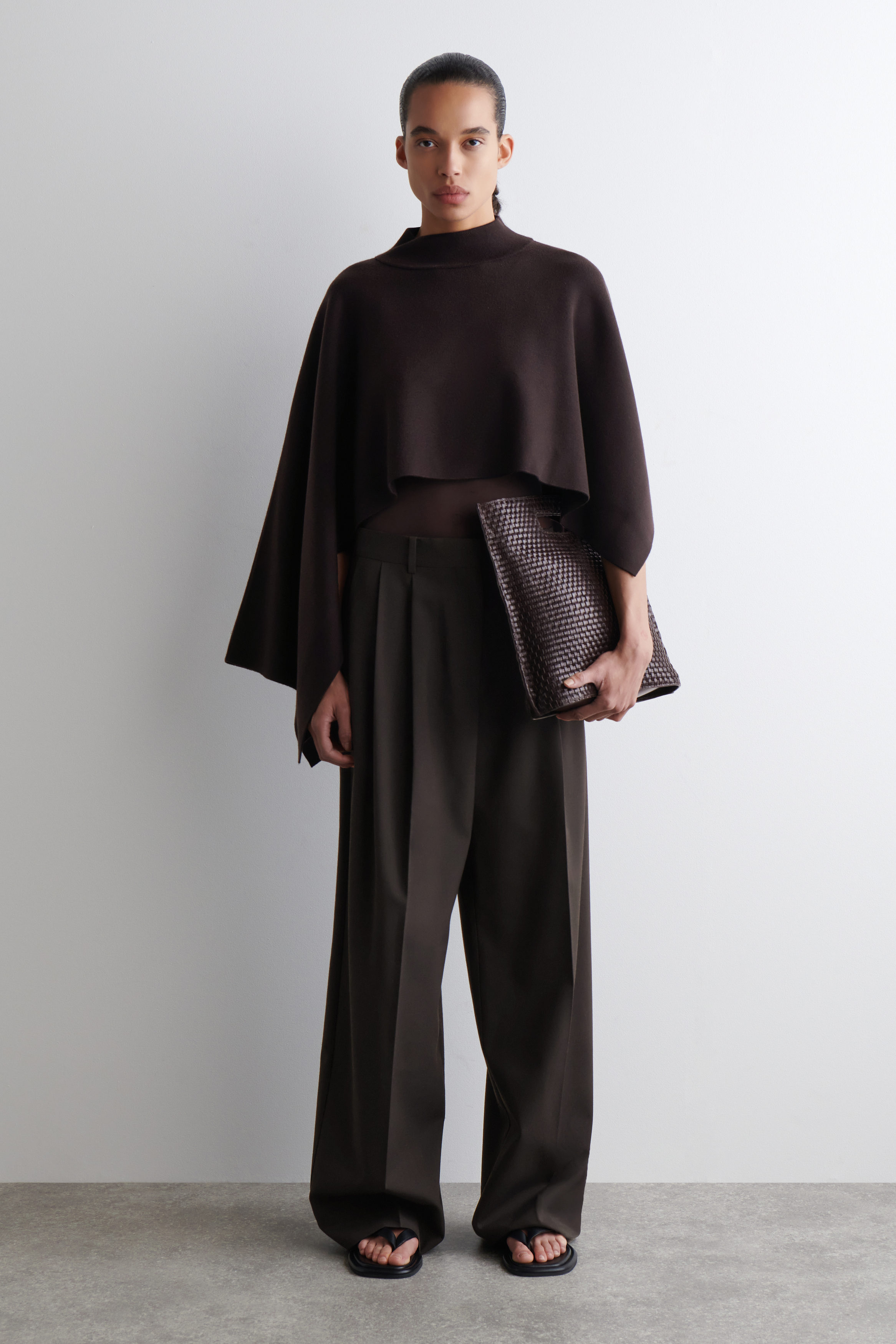 nha518です！美品✨COS V-NECK WOOL CAPEウール nha518です！美品✨COS V-NECK WOOL CAPEウール