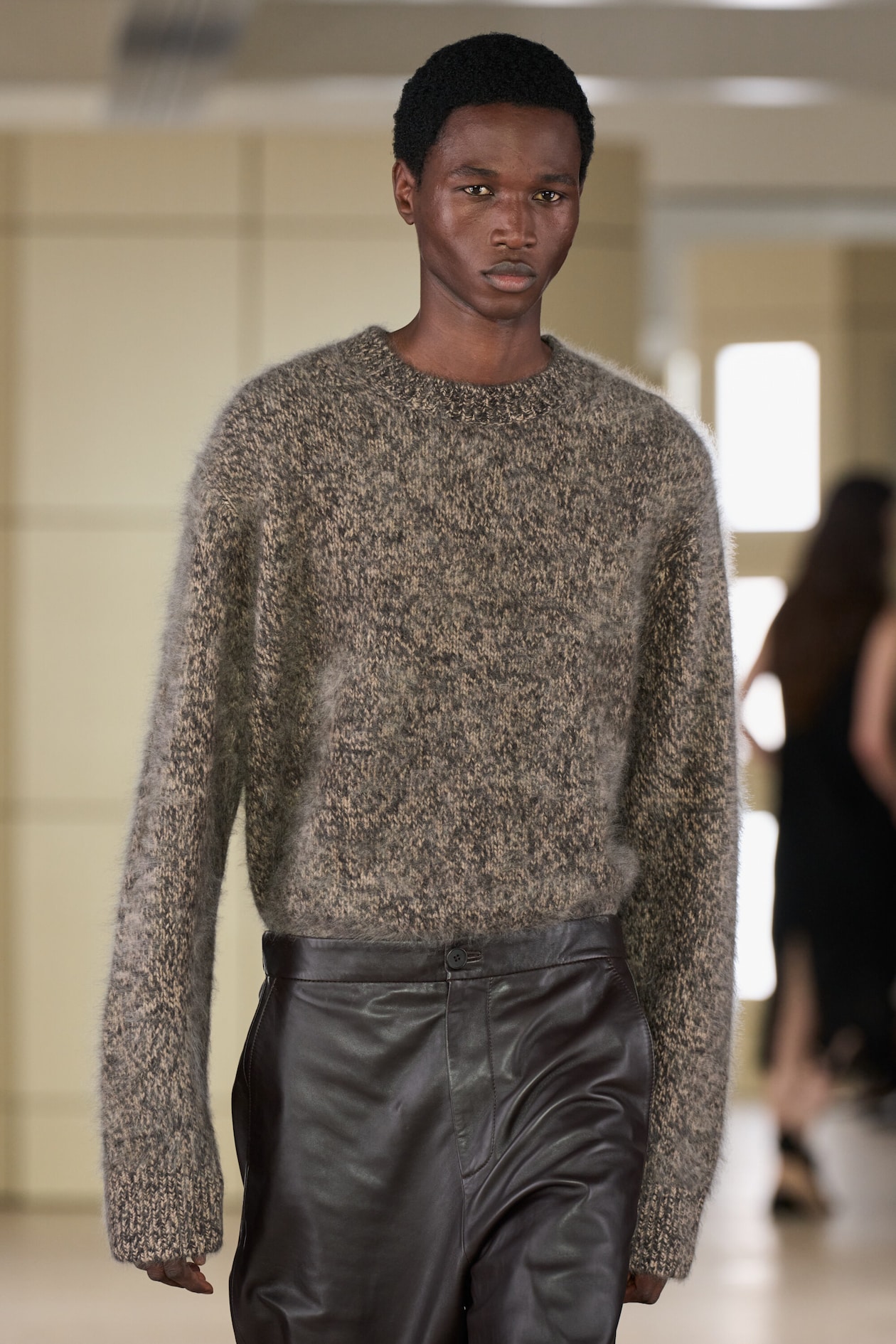TWO-TONE BRUSHED PURE CASHMERE CREW-NECK SWEATER — MOCHA MÉLANGE