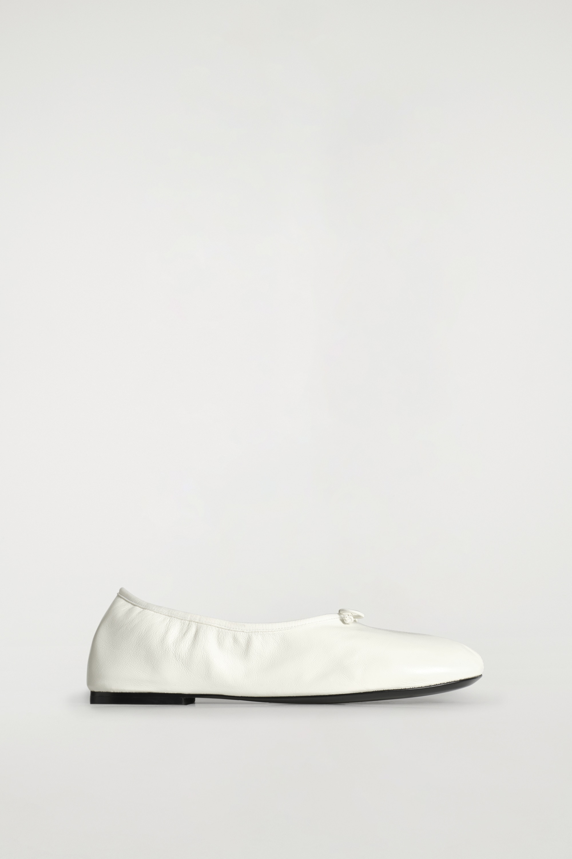 FLACHE BALLERINAS AUS LEDER - WEISS