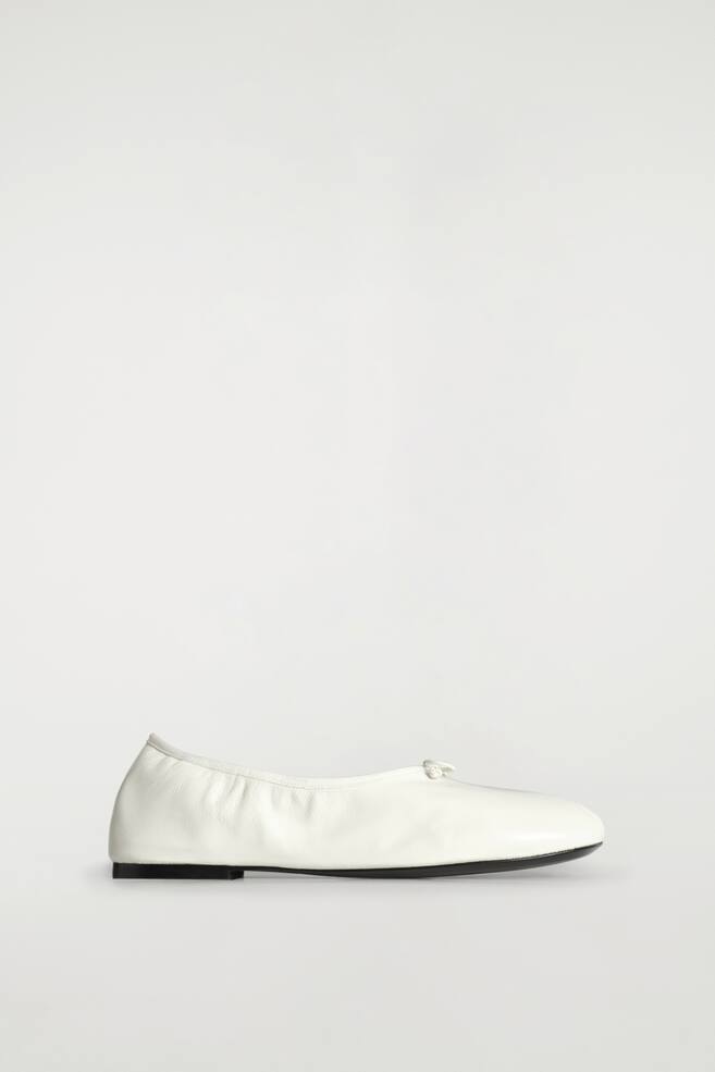 FLACHE BALLERINAS AUS LEDER - WEISS/SCHWARZ/Rot - 1