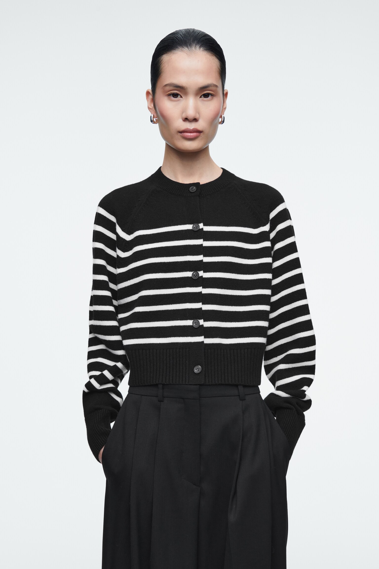 CARDIGAN CROPPED IN LANA - NERO / BIANCO / RIGHE
