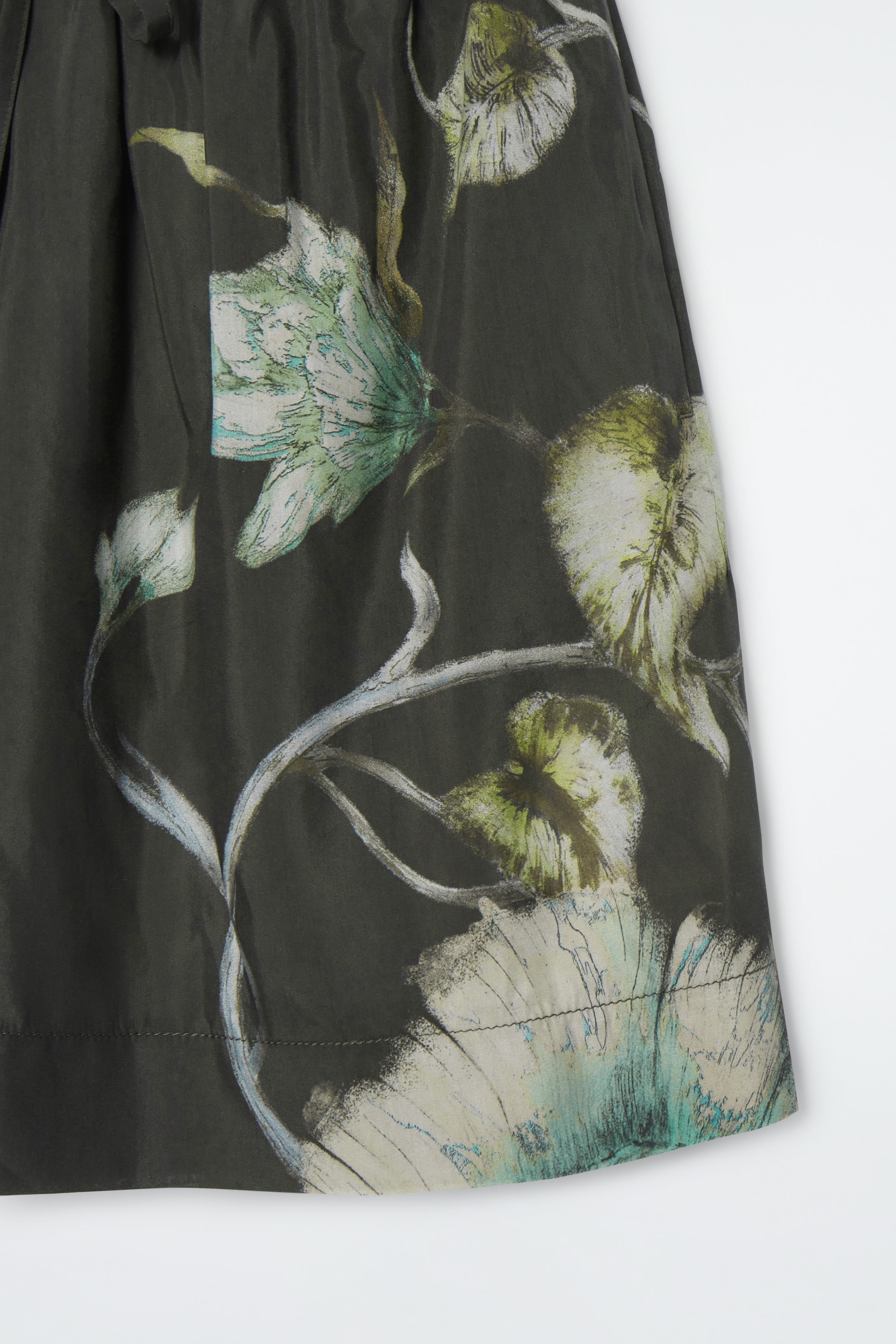 SHORTS MIT FLORALEM MOTIV UND KORDELZUGBUND