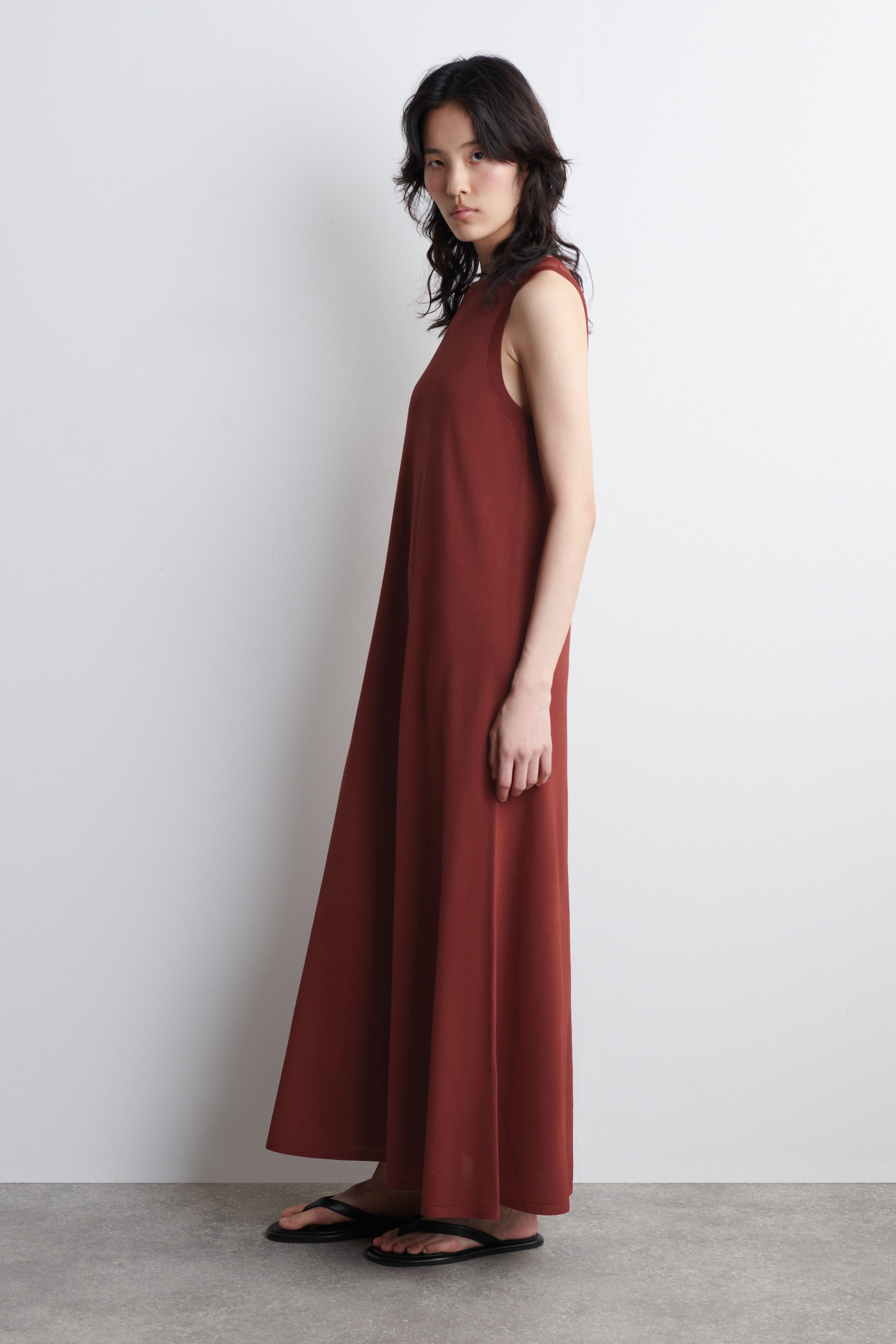 SLEEVELESS KNITTED MIDI DRESS
