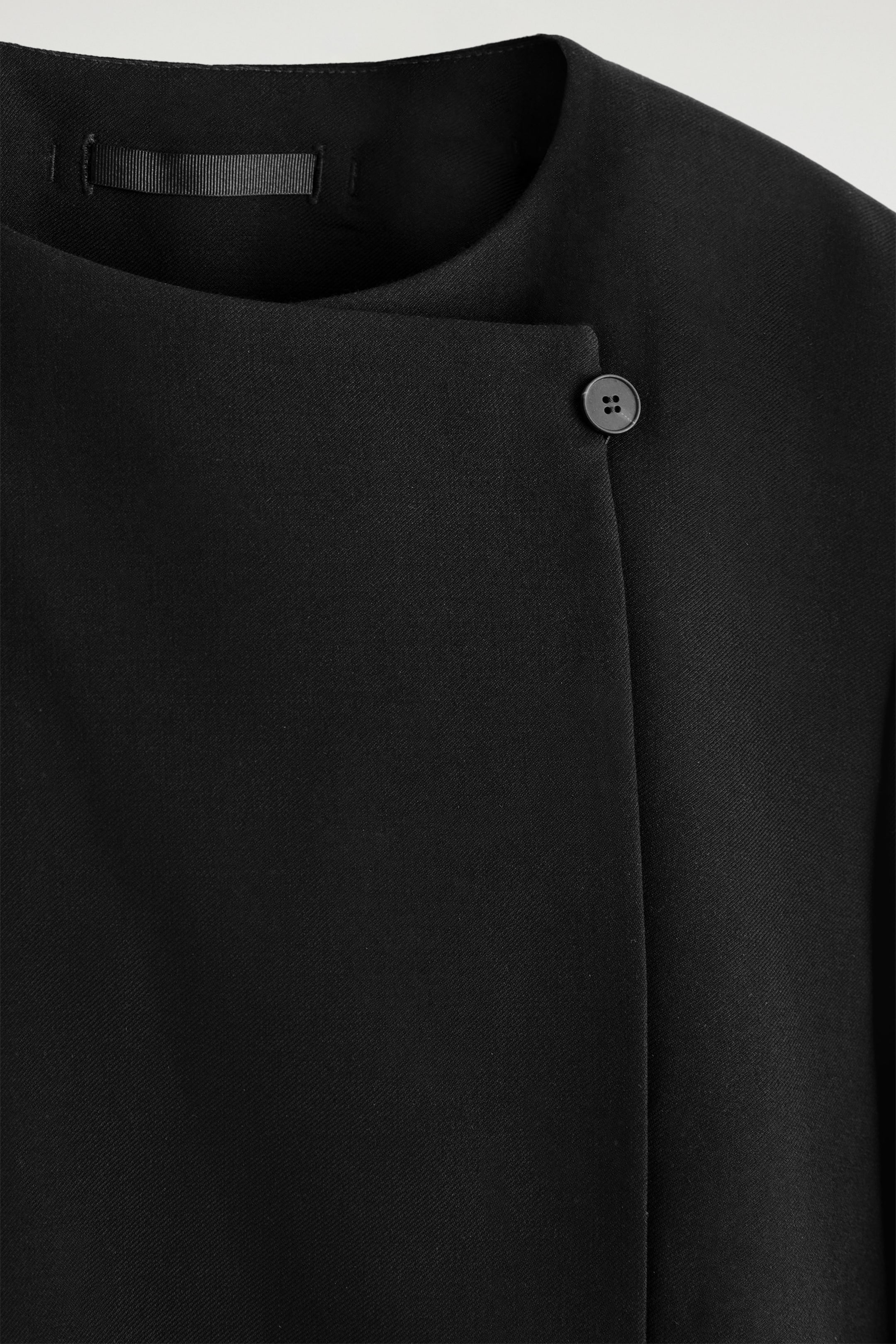 STRUCTURED COLLARLESS WOOL BLAZER