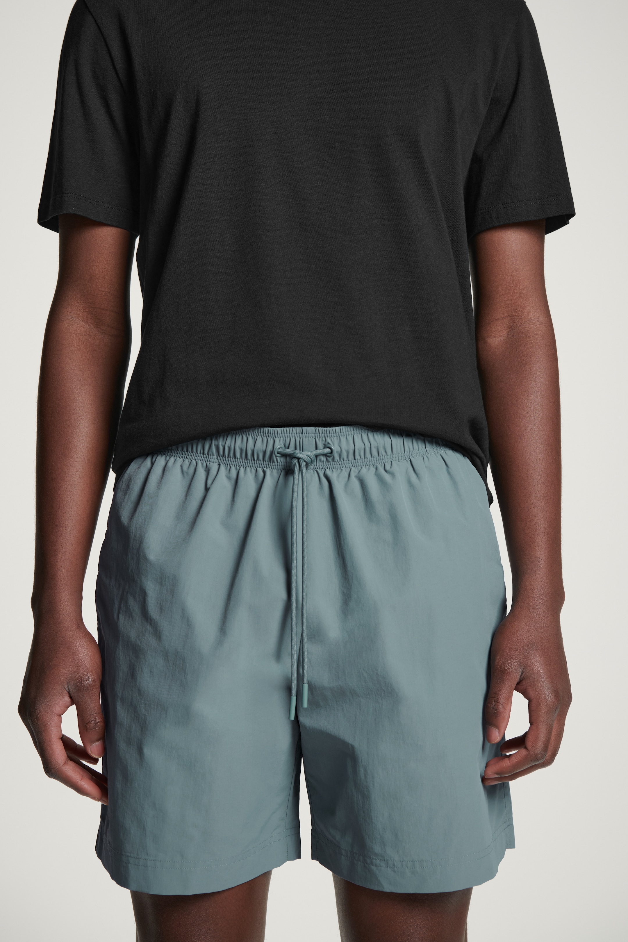Visualizza immagine più grande: SHORTS DA MARE IN NYLON CON COULISSE - GRIGIO - UOMO | H&M IT 7
