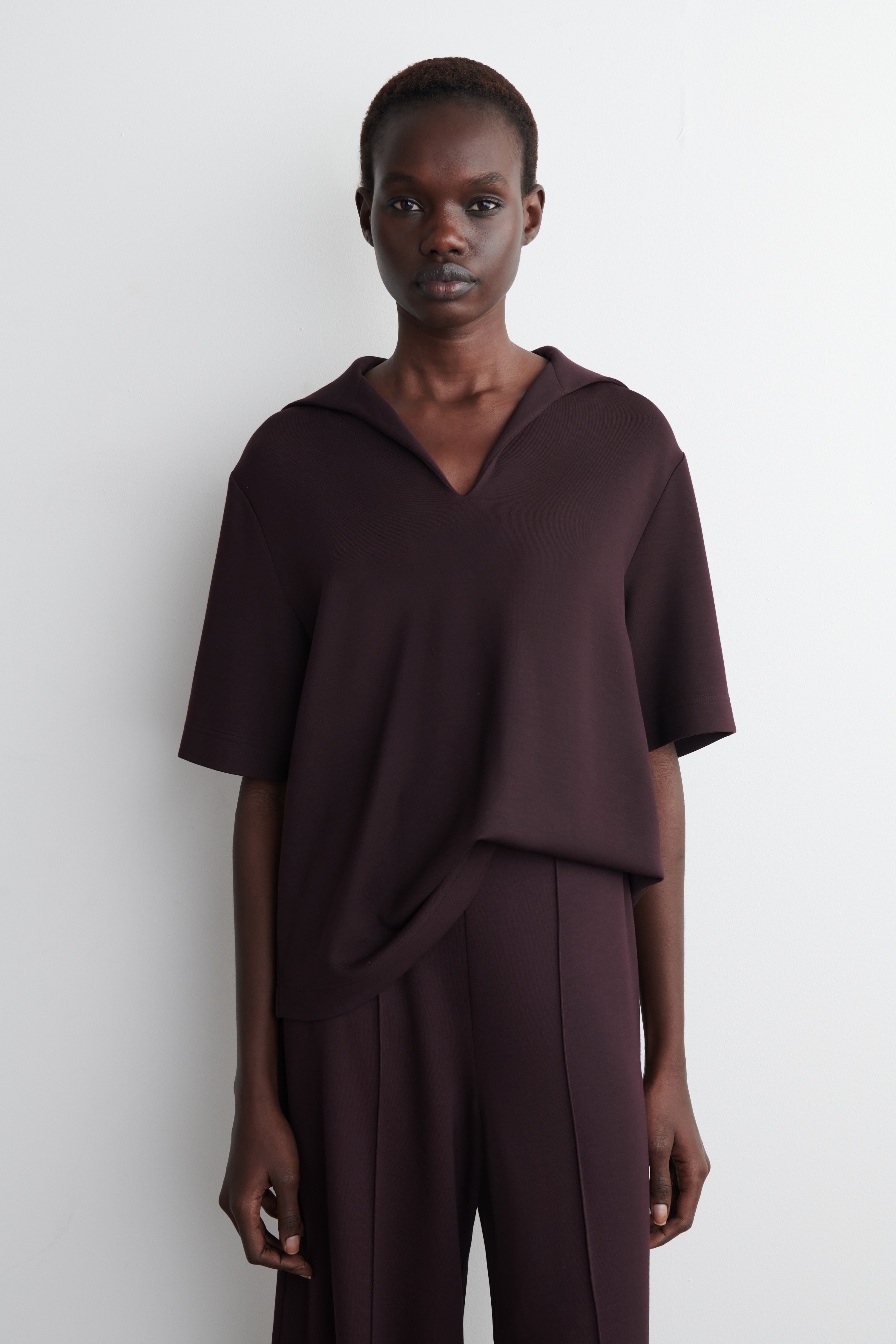 DŻERSEJOWY T-SHIRT Z KOŁNIERZYKIEM MARYNARSKIM - BURGUNDOWY/GRANATOWY