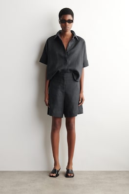 TAILORED ELASTICATED LINEN SHORTS — BLACK 1