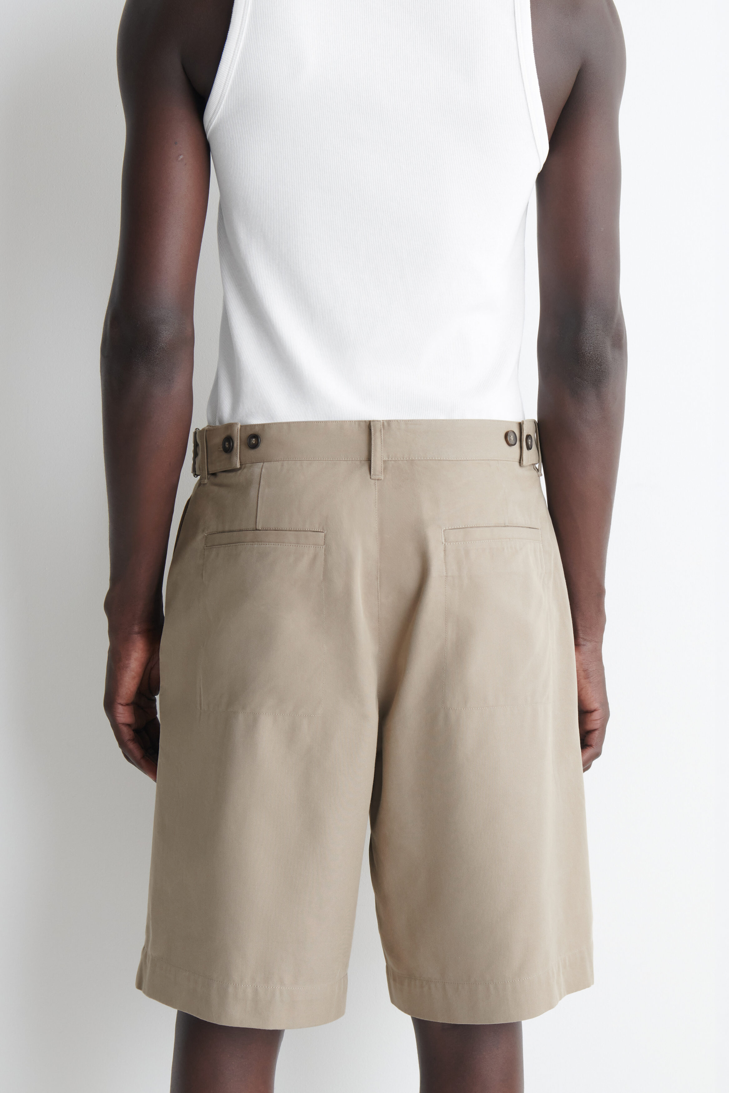 BELT-DETAIL TAILORED COTTON CHINO SHORTS - thumbnail 5