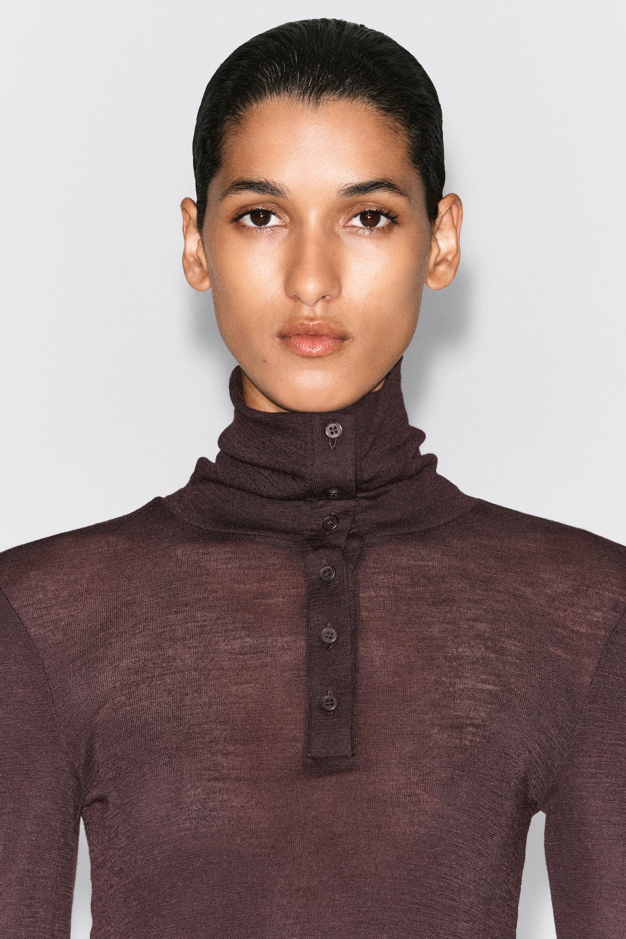 MERINO WOOL BUTTONED MOCK-NECK TOP — BURGUNDY