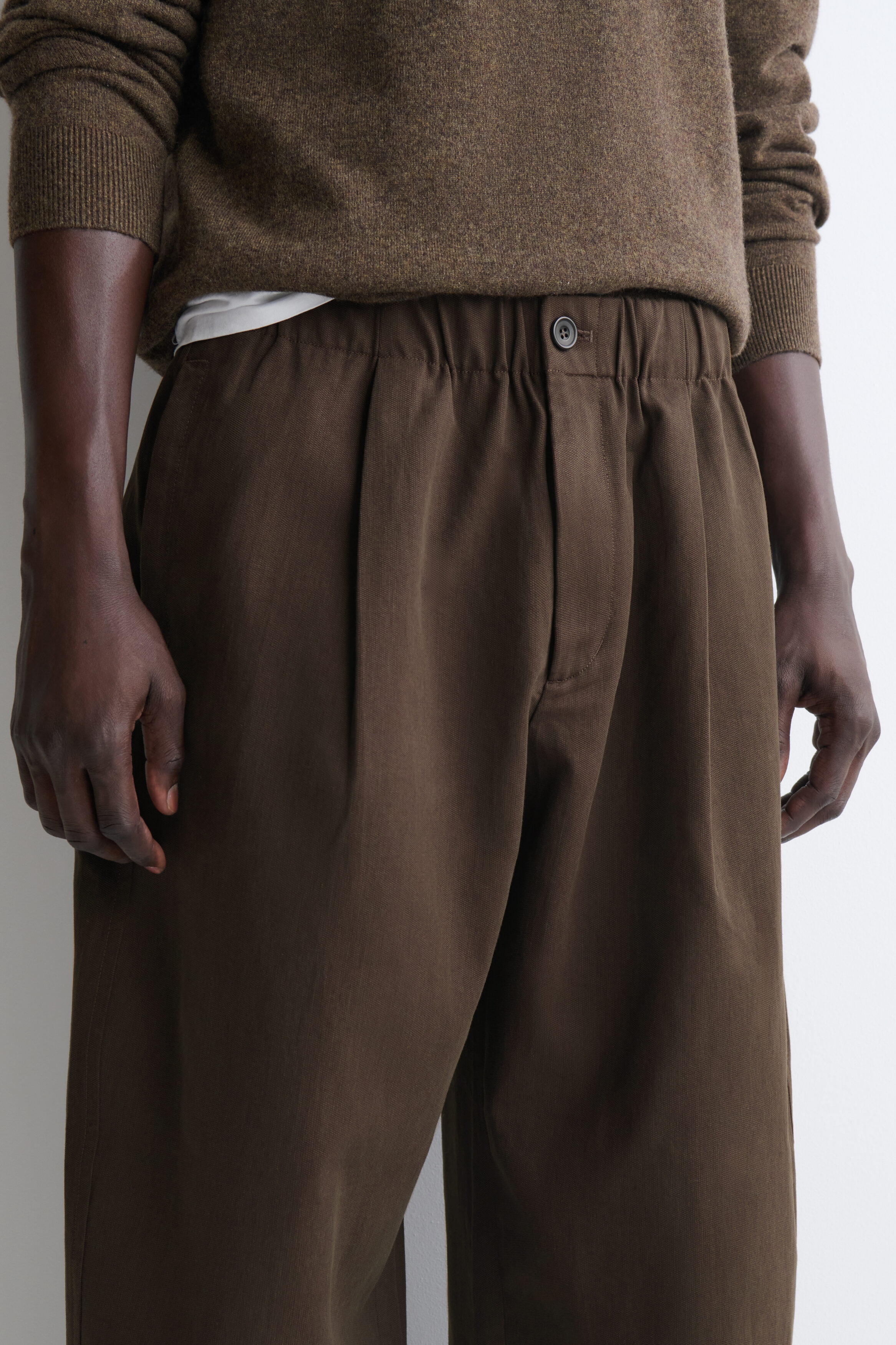 PLEATED RELAXED-FIT BARREL-LEG PANTS - BROWN | COS US