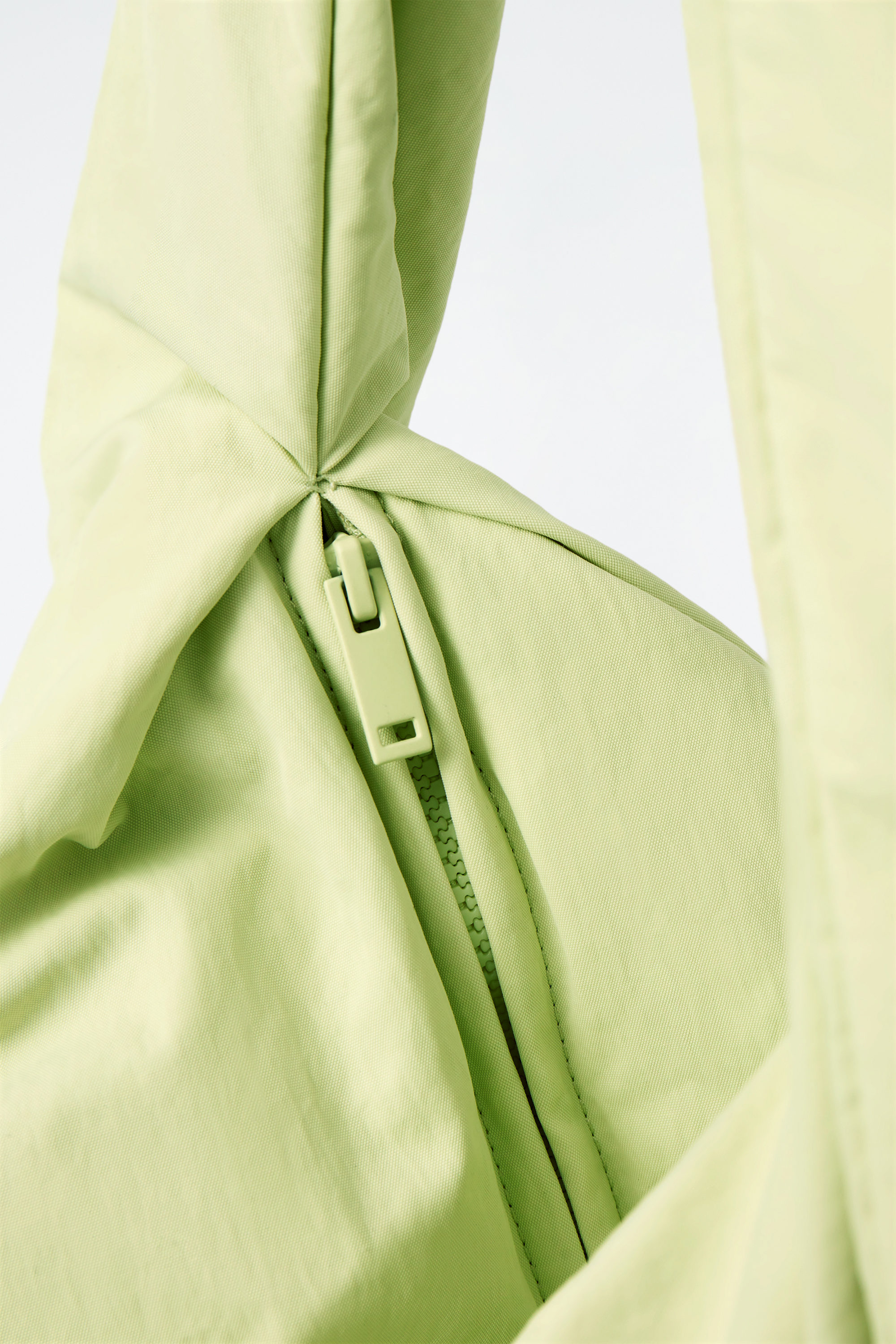 大人気【COS】KITEショルダーバッグ - ナイロン KITE SHOULDER BAG - NYLON - LIGHT GREEN | COS