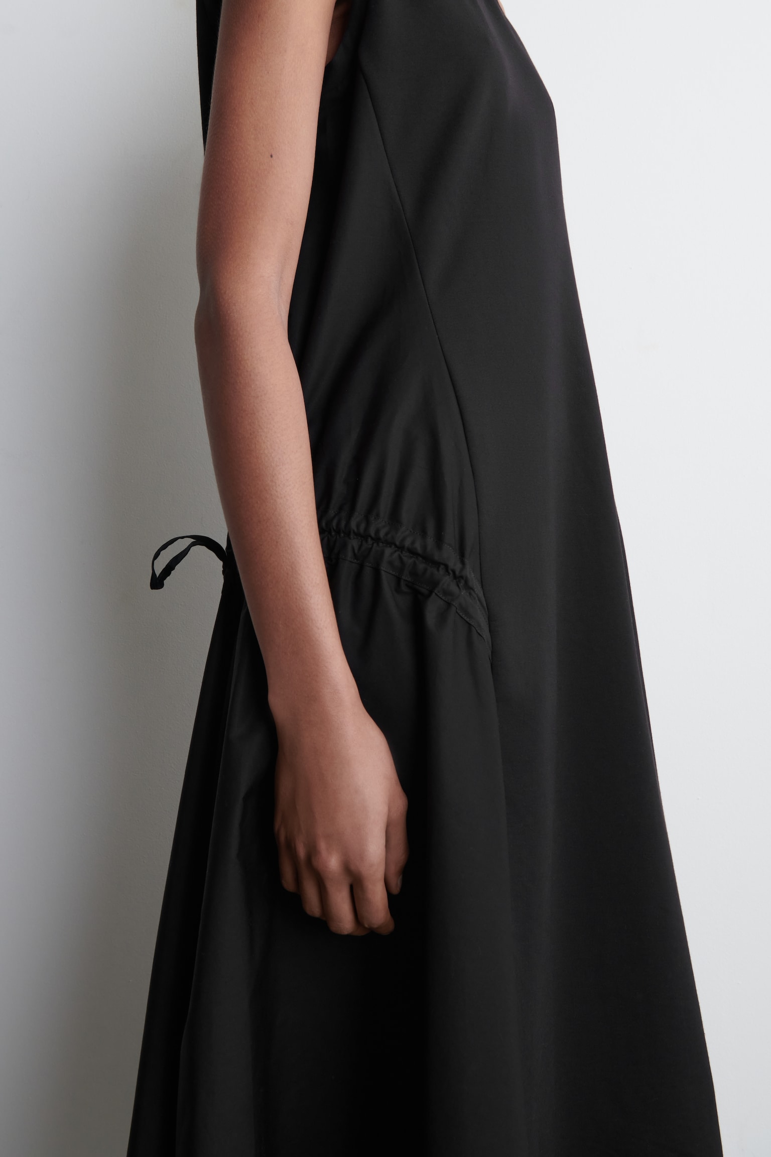 VESTIDO MIDI CON PANELES FRUNCIDOS - NEGRO/PISTACHO - 3