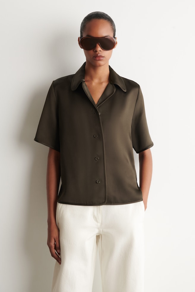 CONTRAST-PIPED SATIN SHIRT — BROWN