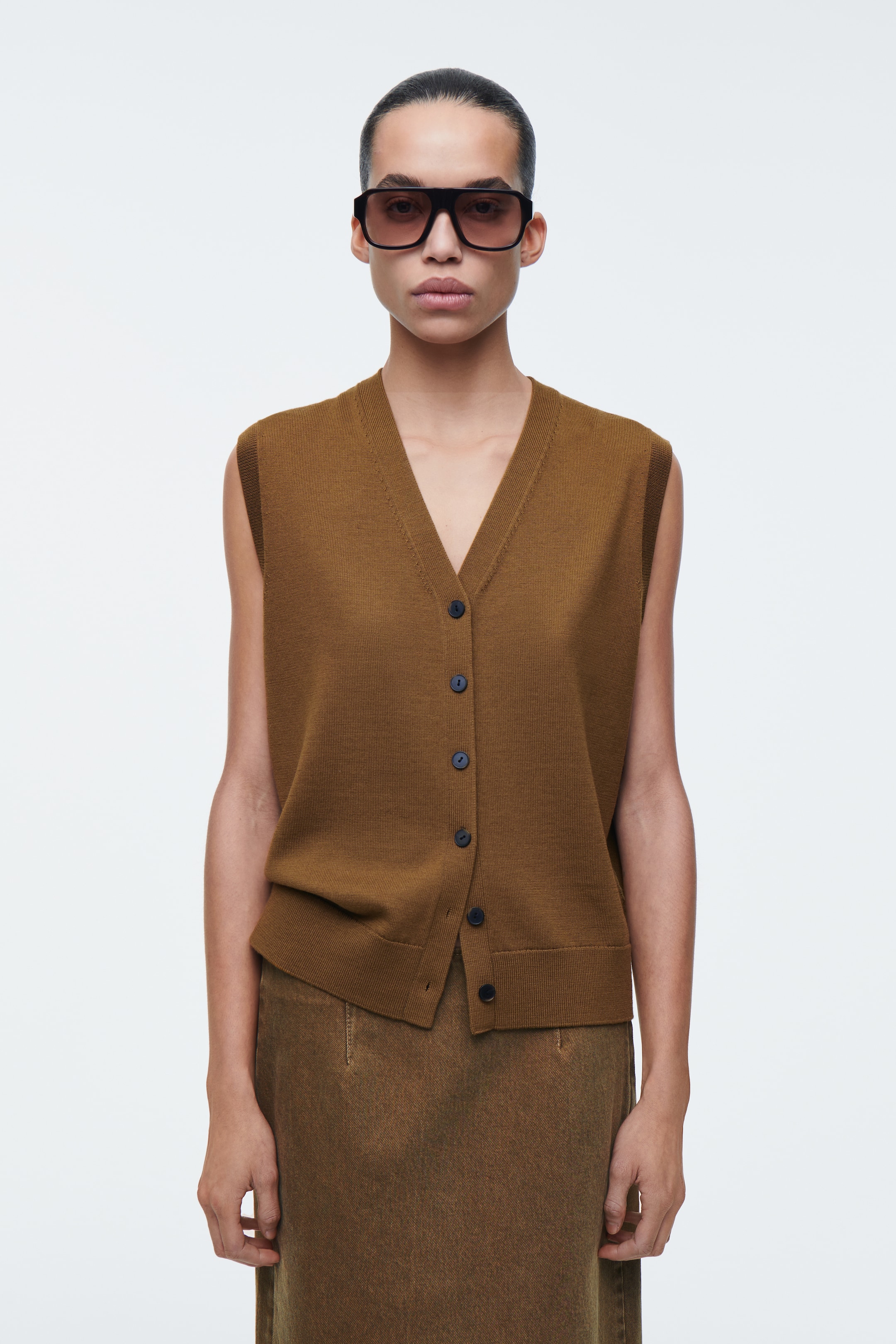 Ver imagen más grande: CHALECO DE LANA MERINO CUELLO DE PICO - MARRÓN - MUJER | H&M ES 1