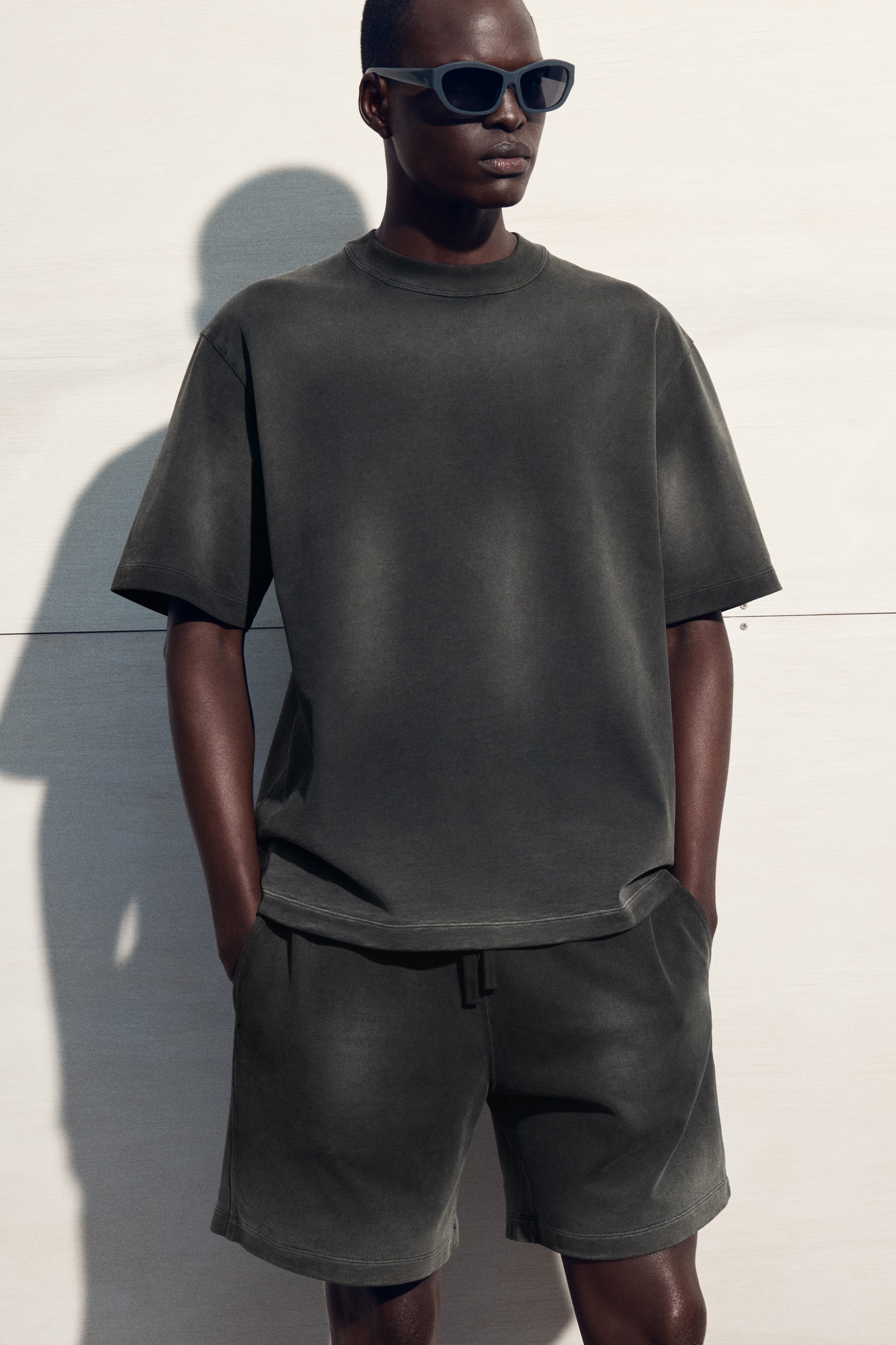 BEENTRILL■Green spray Oversiz fit Short T-shirt■送料込 OVERSIZE'OWY SPRANY T-SHIRT Z WYSOKIM DEKOLTEM - ZIELONY | COS