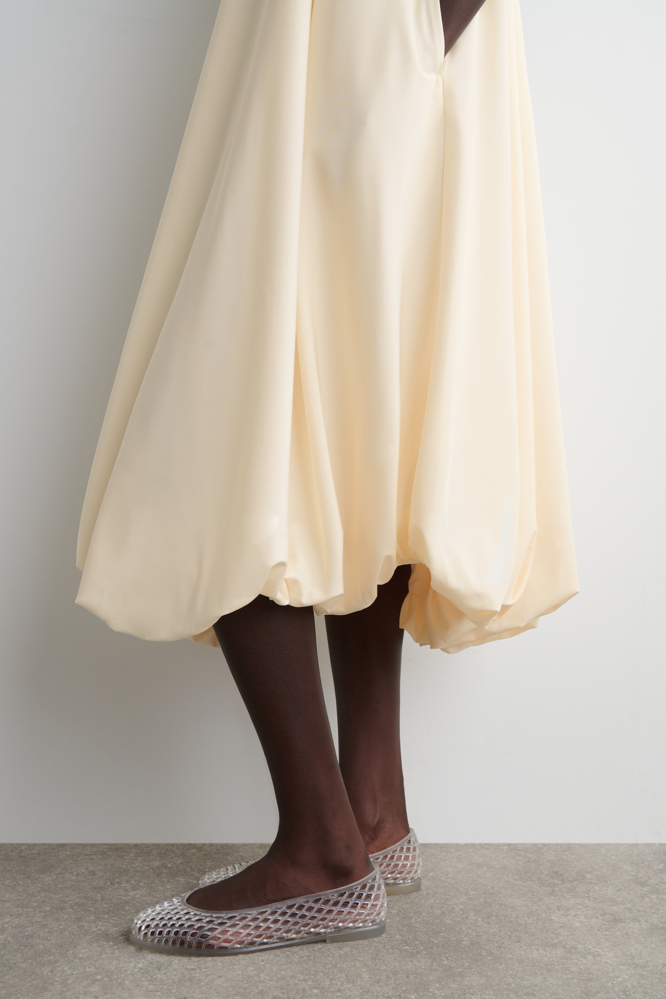 Преглед на по-голямо изображение: BUBBLE-HEM MIDI DRESS - СЛОНОВА КОСТ - ЖЕНИ | H&M BG 3