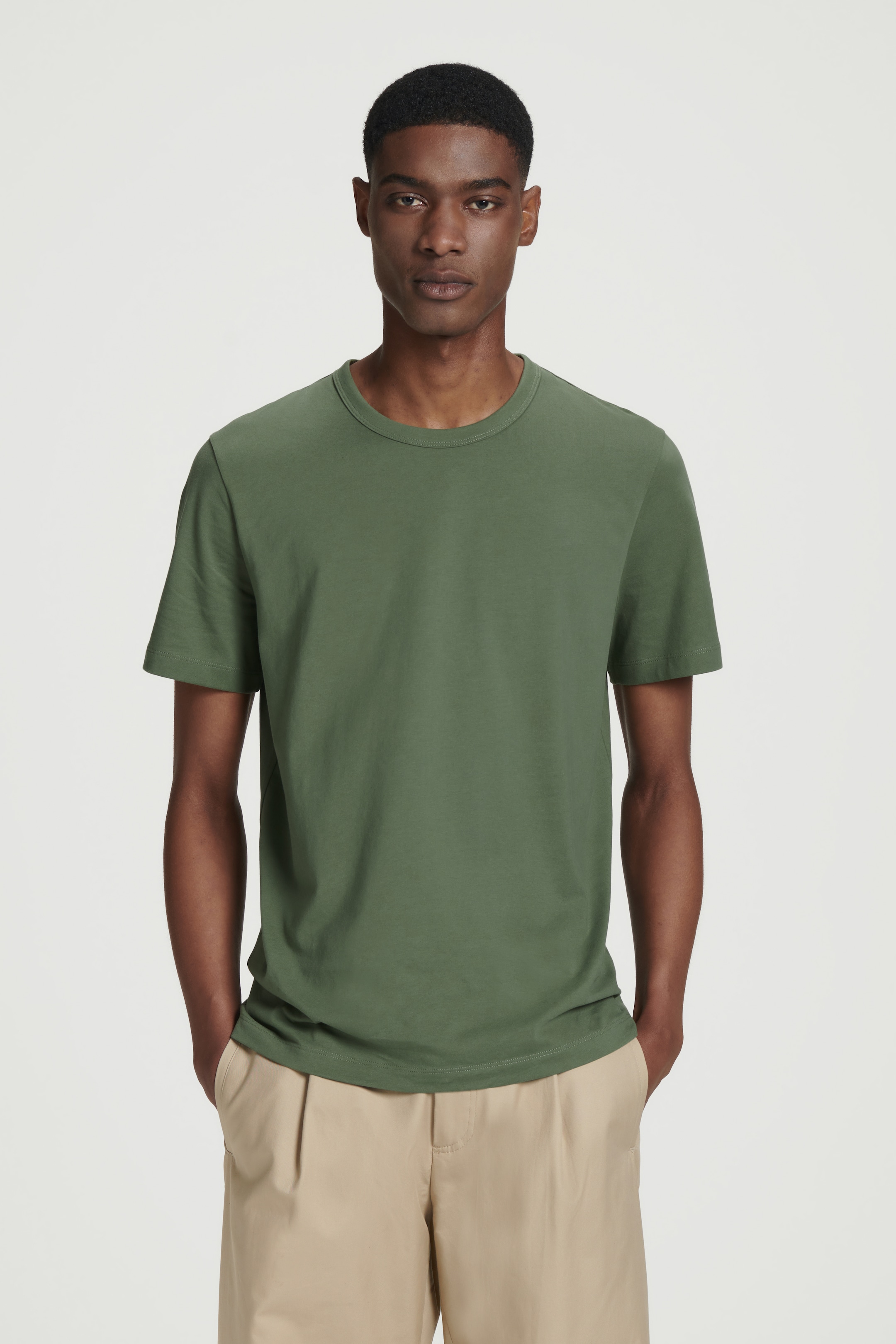Zobraziť väčší obrázok: TRIČKO Z ČESANEJ BAVLNY REGULAR - KHAKI - MUŽI | H&M SK 1