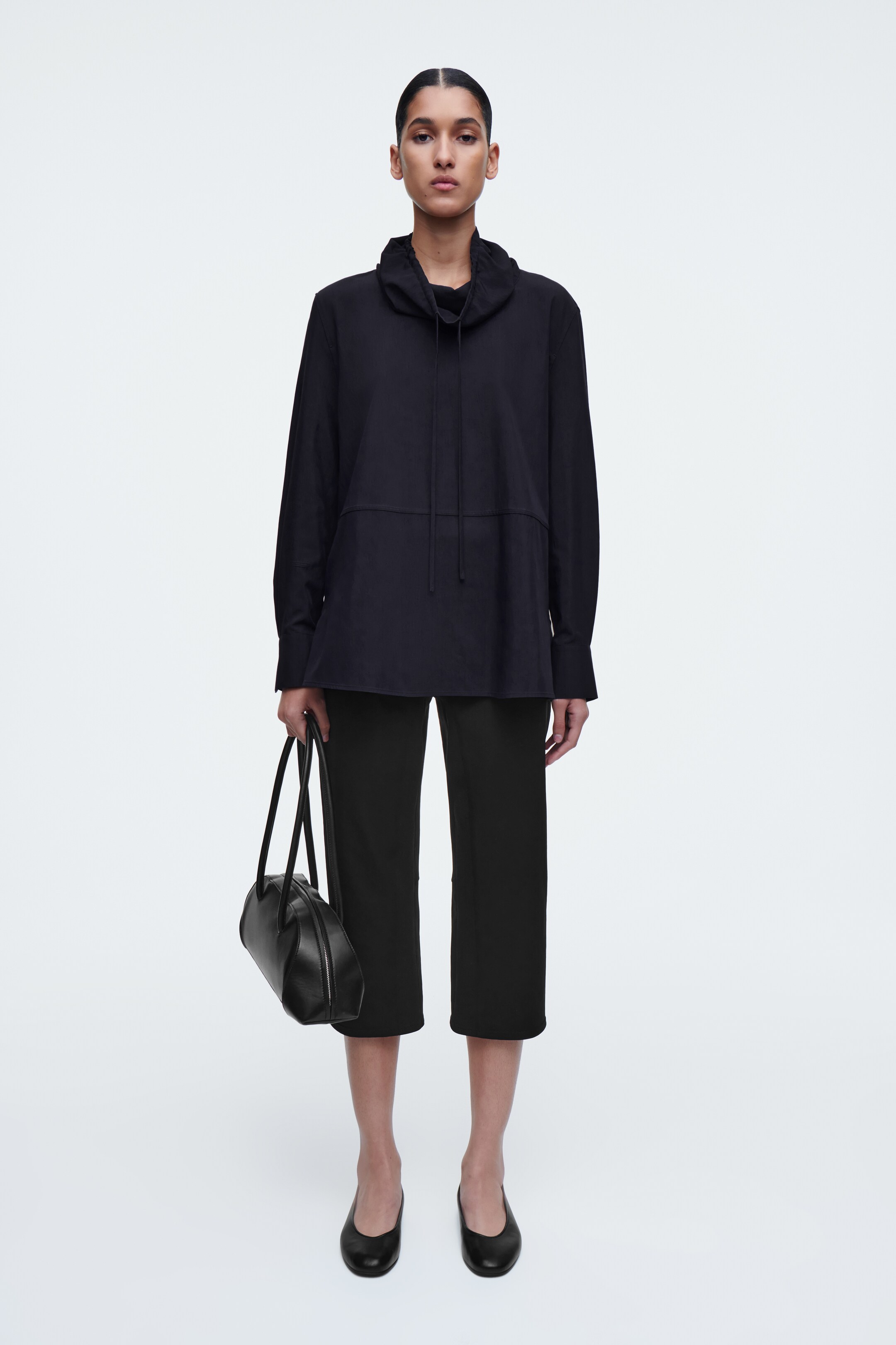 Zobrazit větší obrázek: TOP S VÝSTŘIHEM NA STAŽENÍ - TMAVĚ MODRÁ - ŽENY | H&M CZ 2