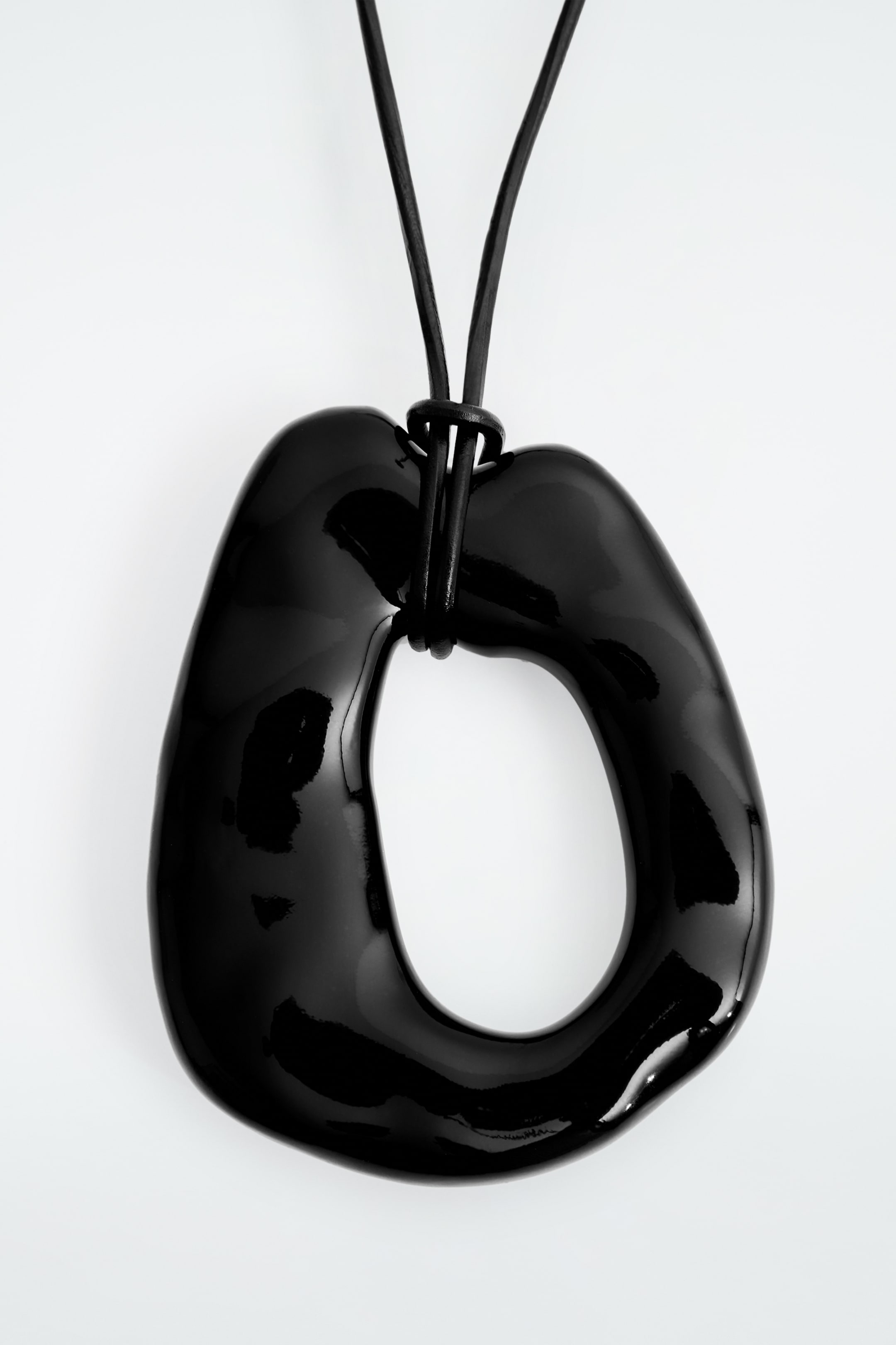 Größeres Bild anzeigen: LEDERKETTE MIT ANHÄNGER - SCHWARZ - Ladies | H&M AT 3
