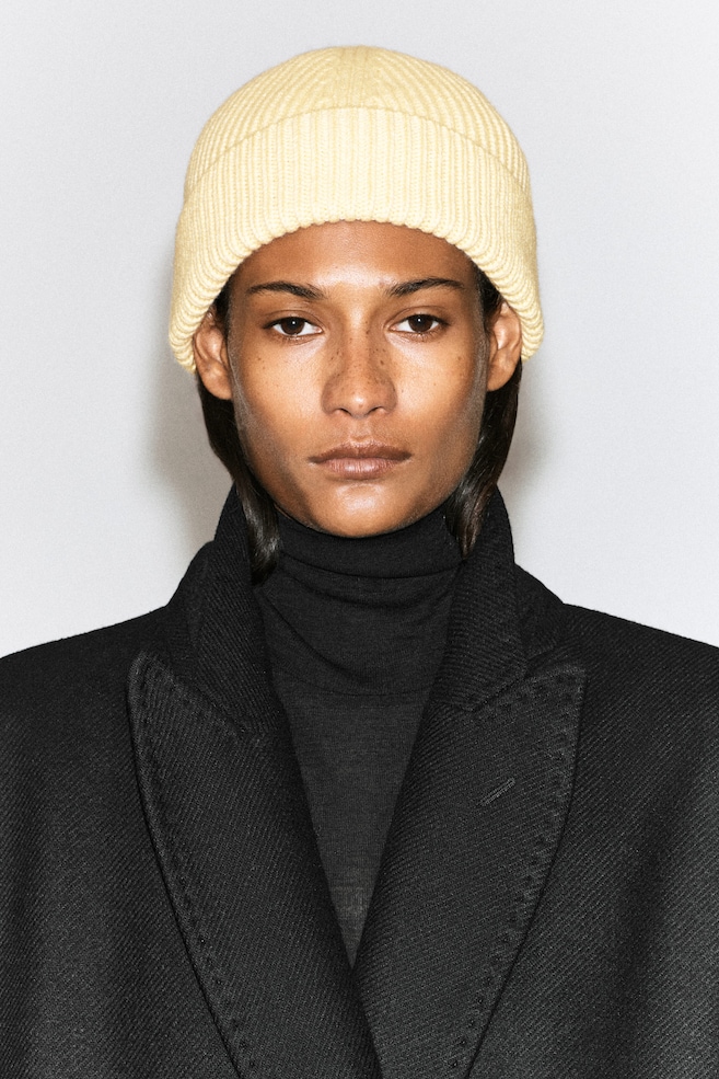 CHUNKY RIBBED WOOL BEANIE — HONEY